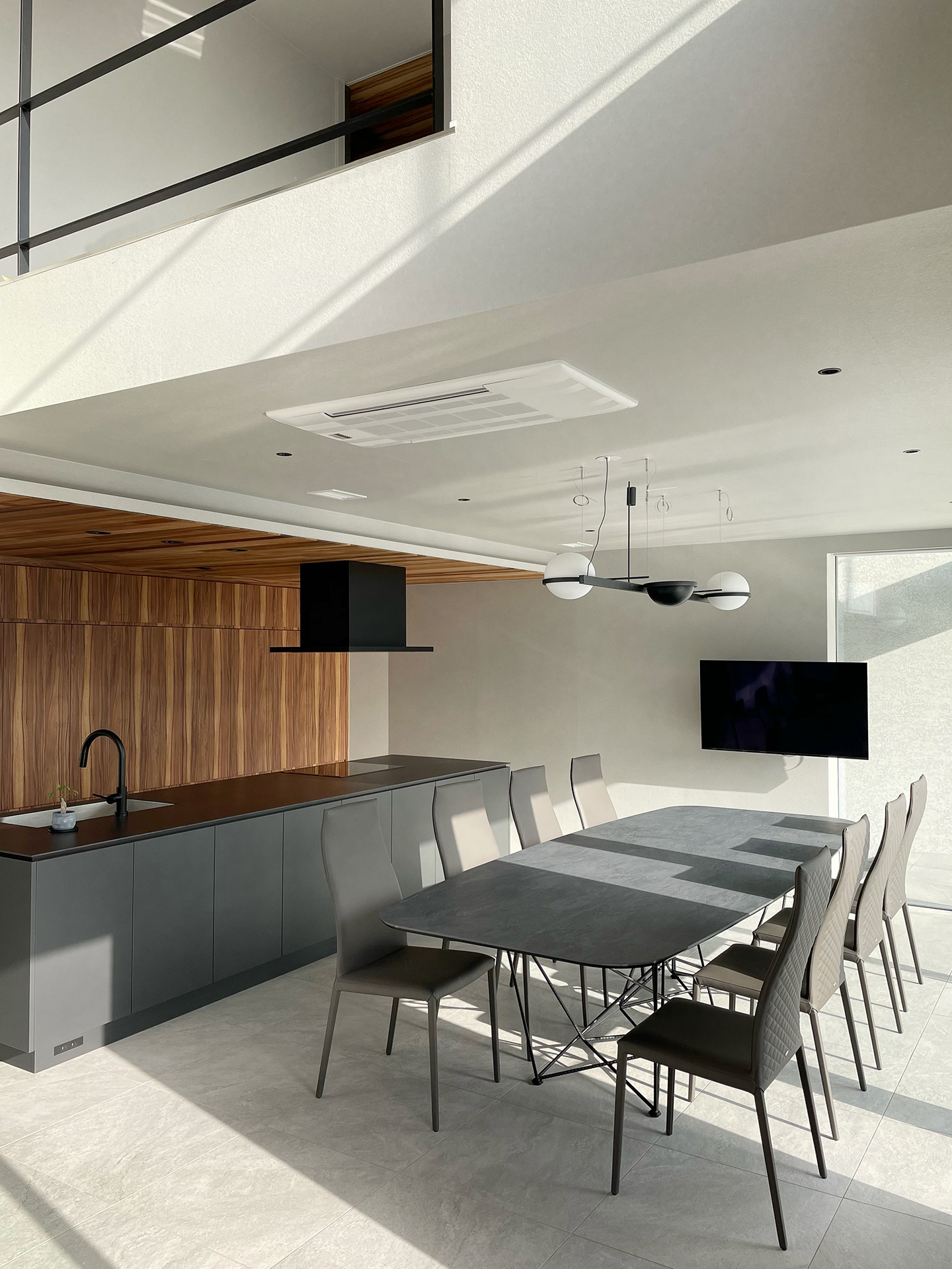 写真:木目を引き立てるグレーキッチン