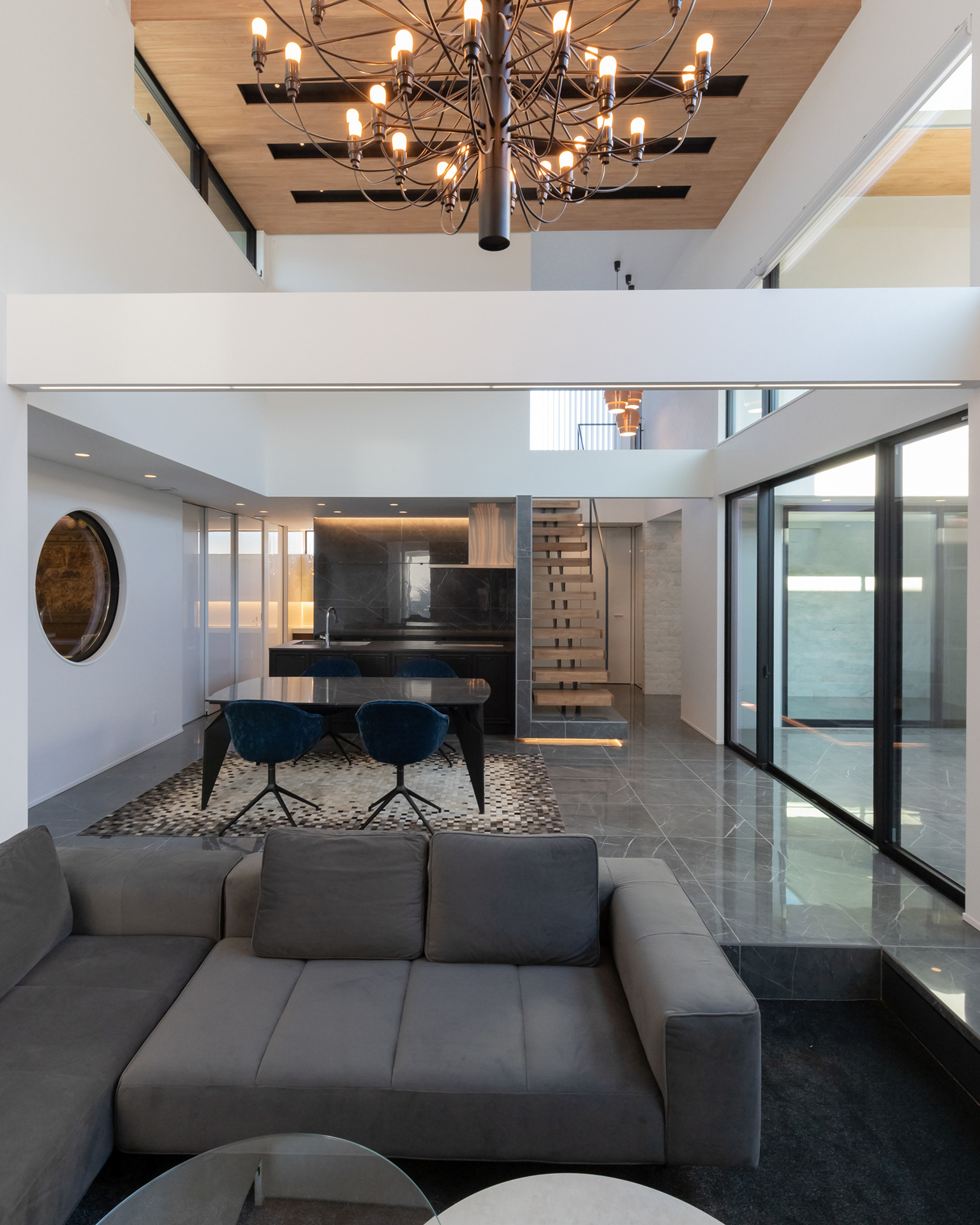 空間と響きあうモダンなキッチン