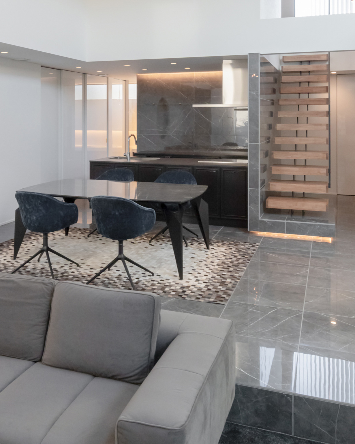 写真:空間と響きあうモダンなキッチン