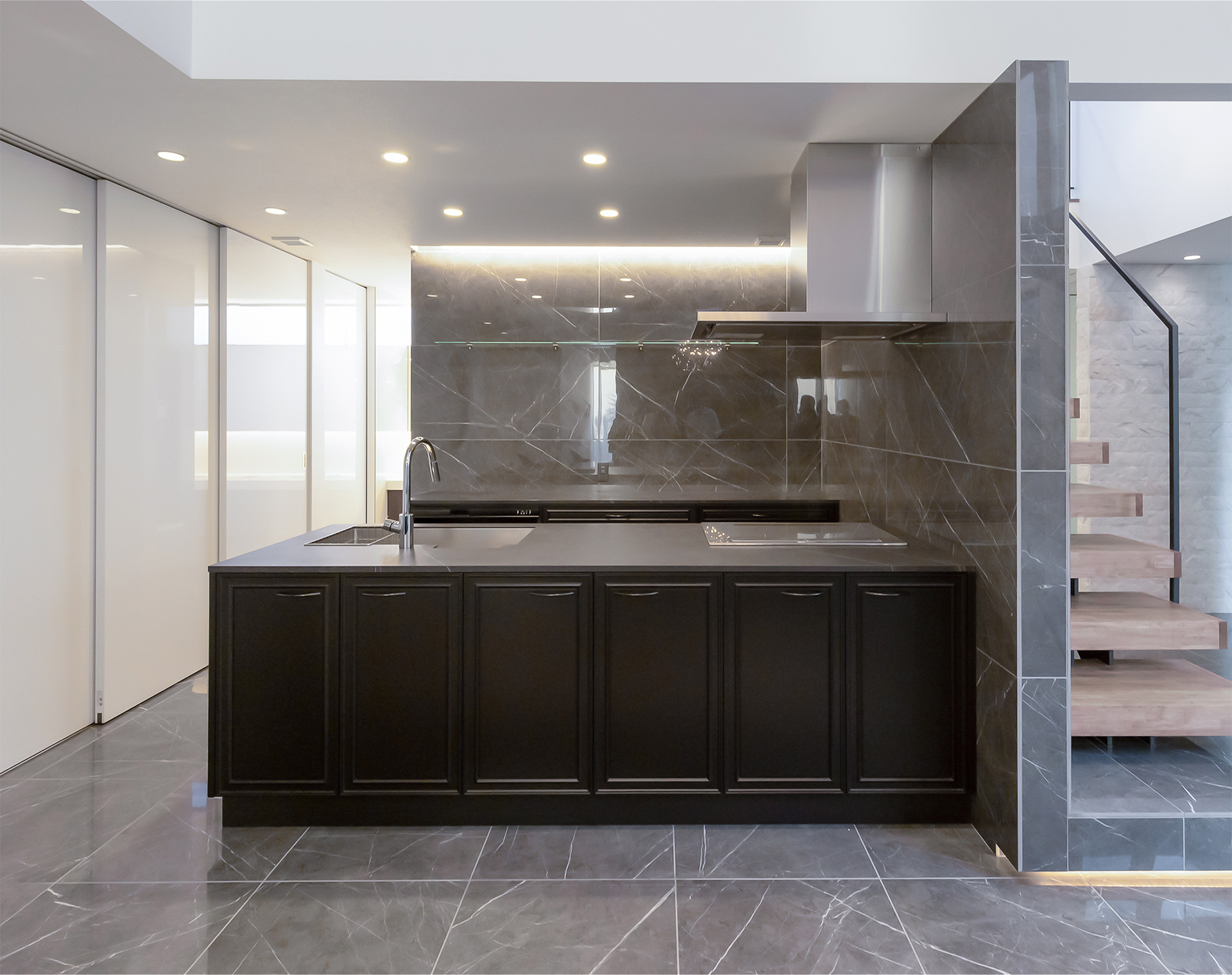 写真:空間と響きあうモダンなキッチン