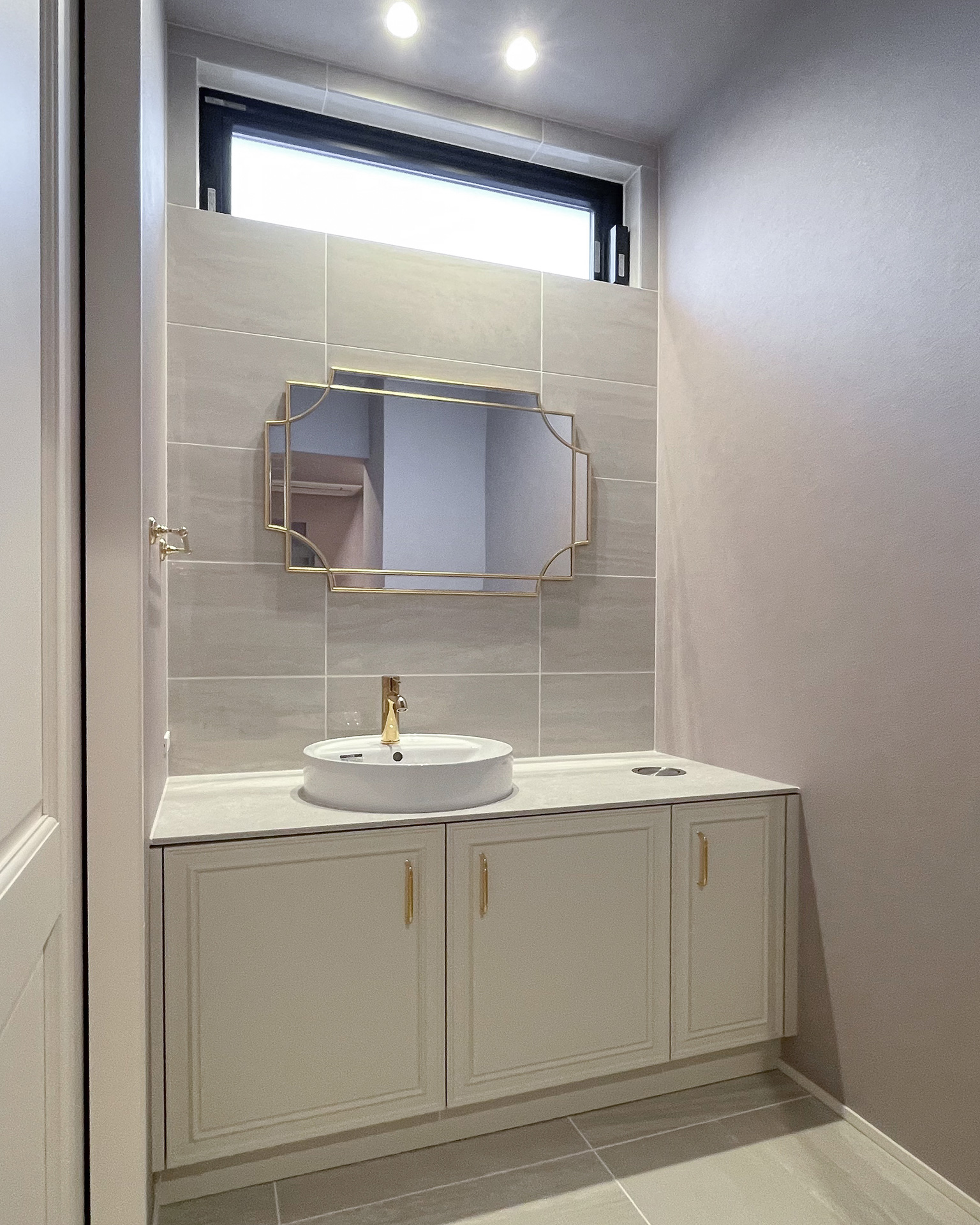 ゴールドが映えるエレガントな洗面空間