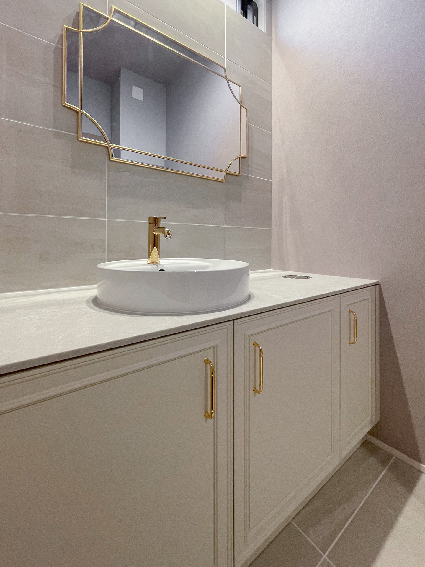 写真：ゴールドが映えるエレガントな洗面空間