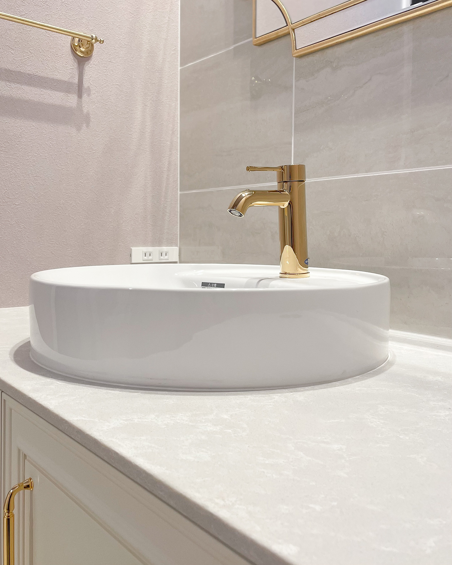 写真：ゴールドが映えるエレガントな洗面空間