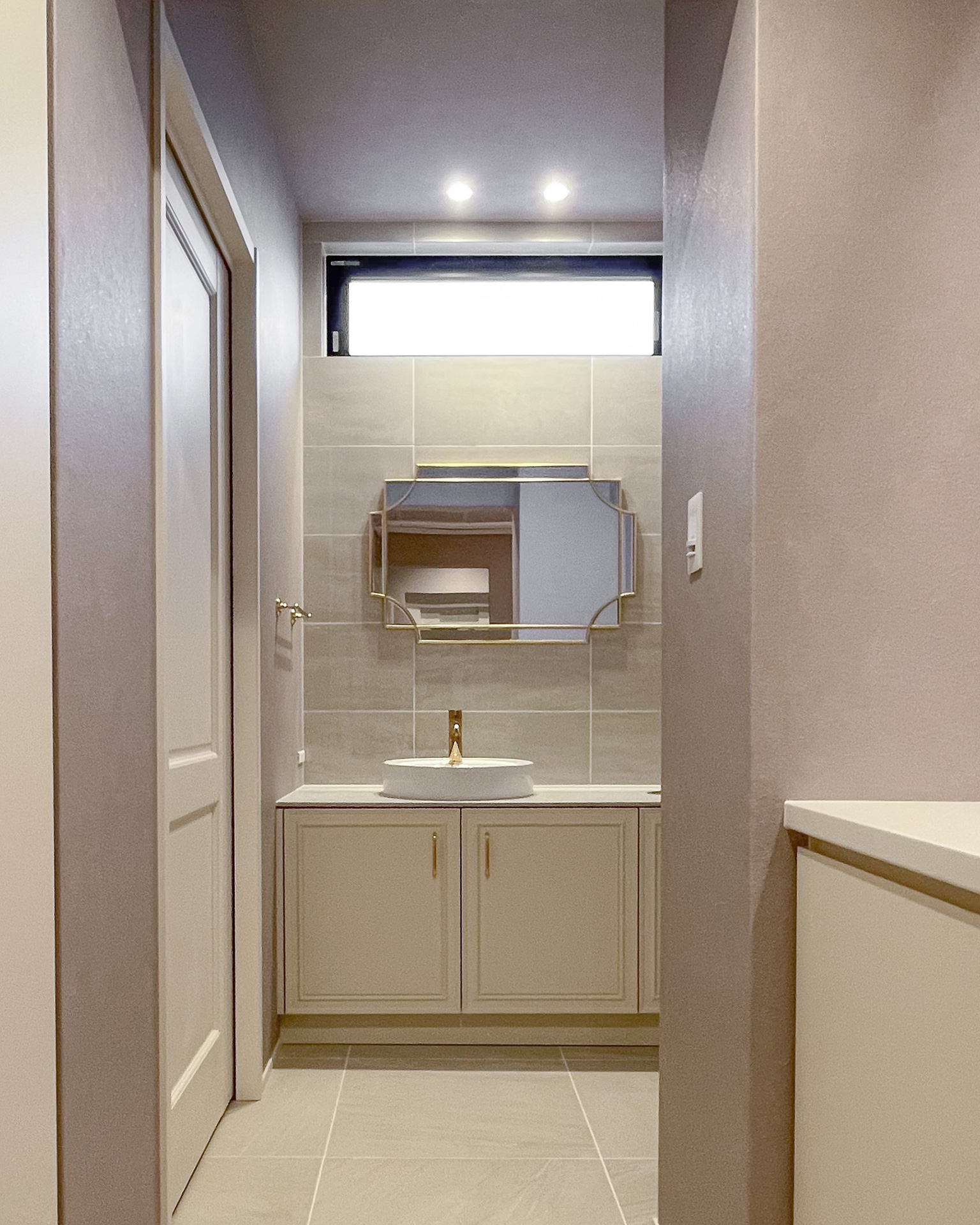 写真：ゴールドが映えるエレガントな洗面空間