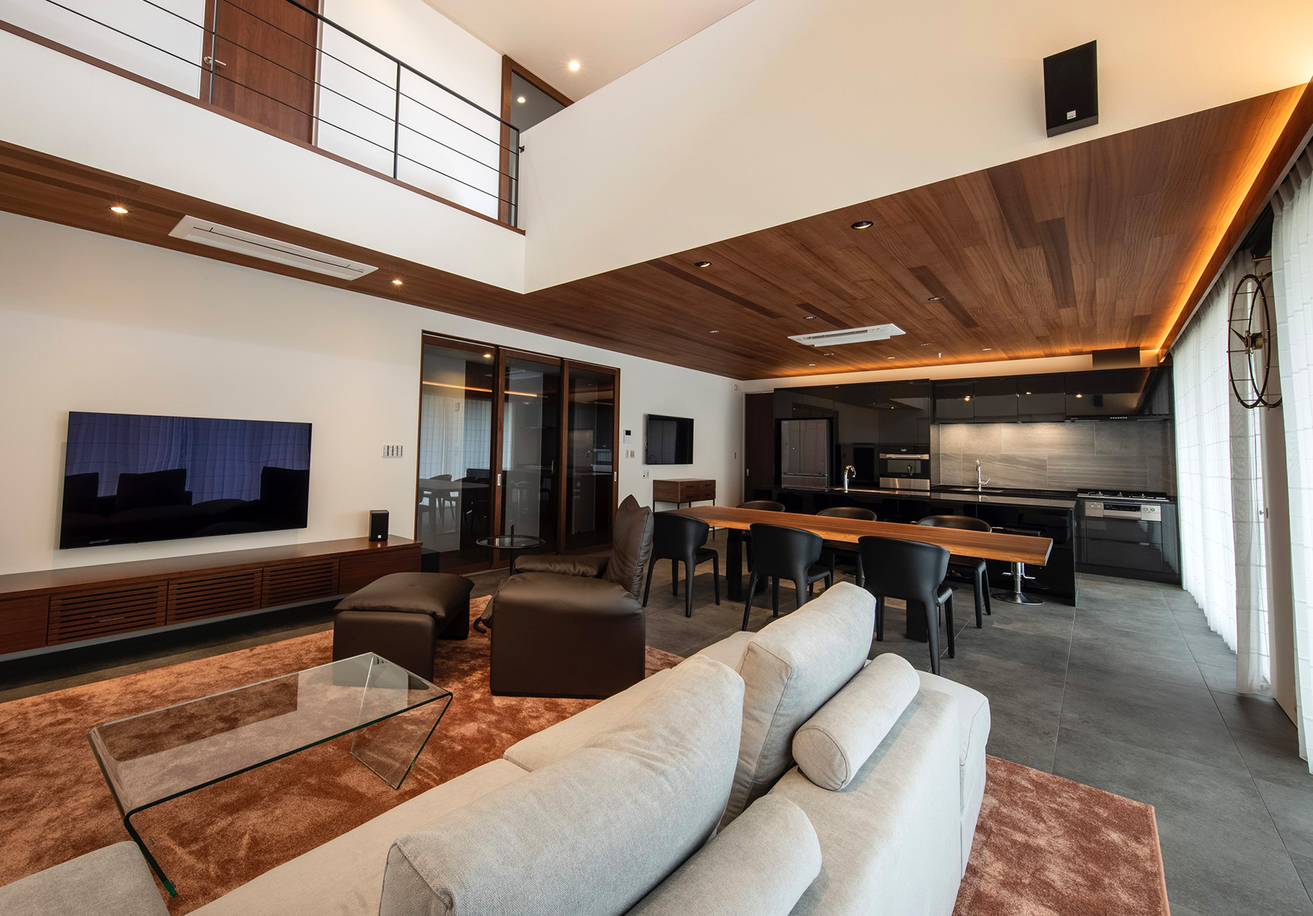 建築とキッチンが調和したLDK空間