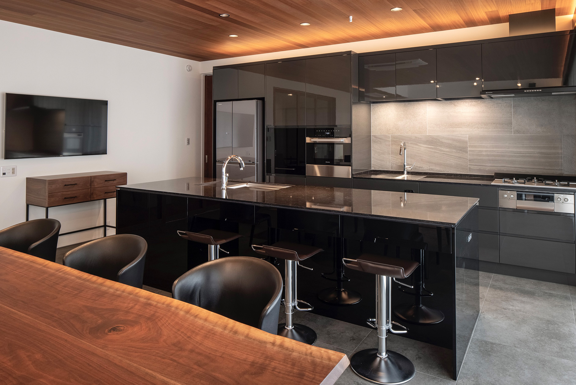 写真:建築とキッチンが調和したLDK空間