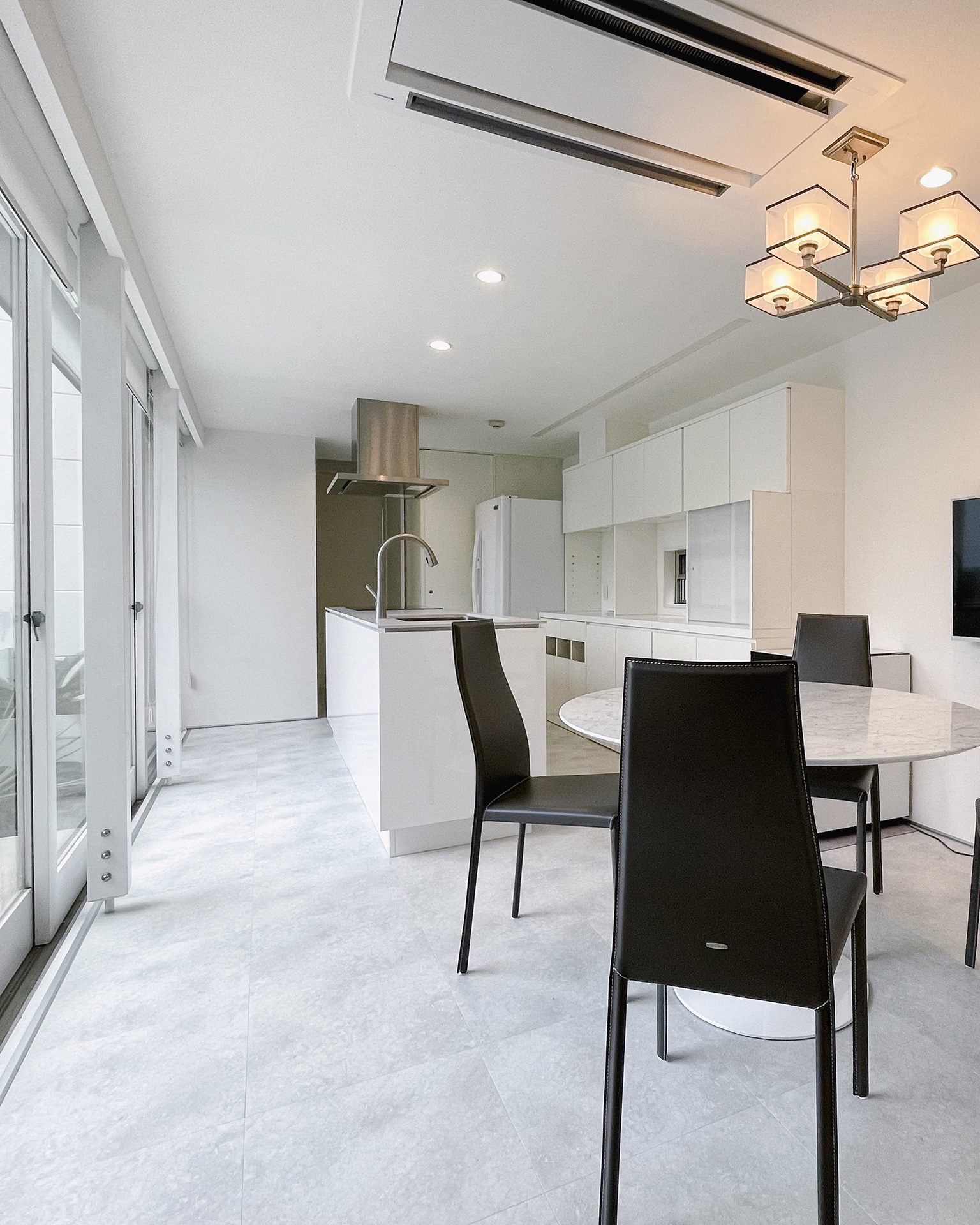 リゾートライクなホワイトキッチン