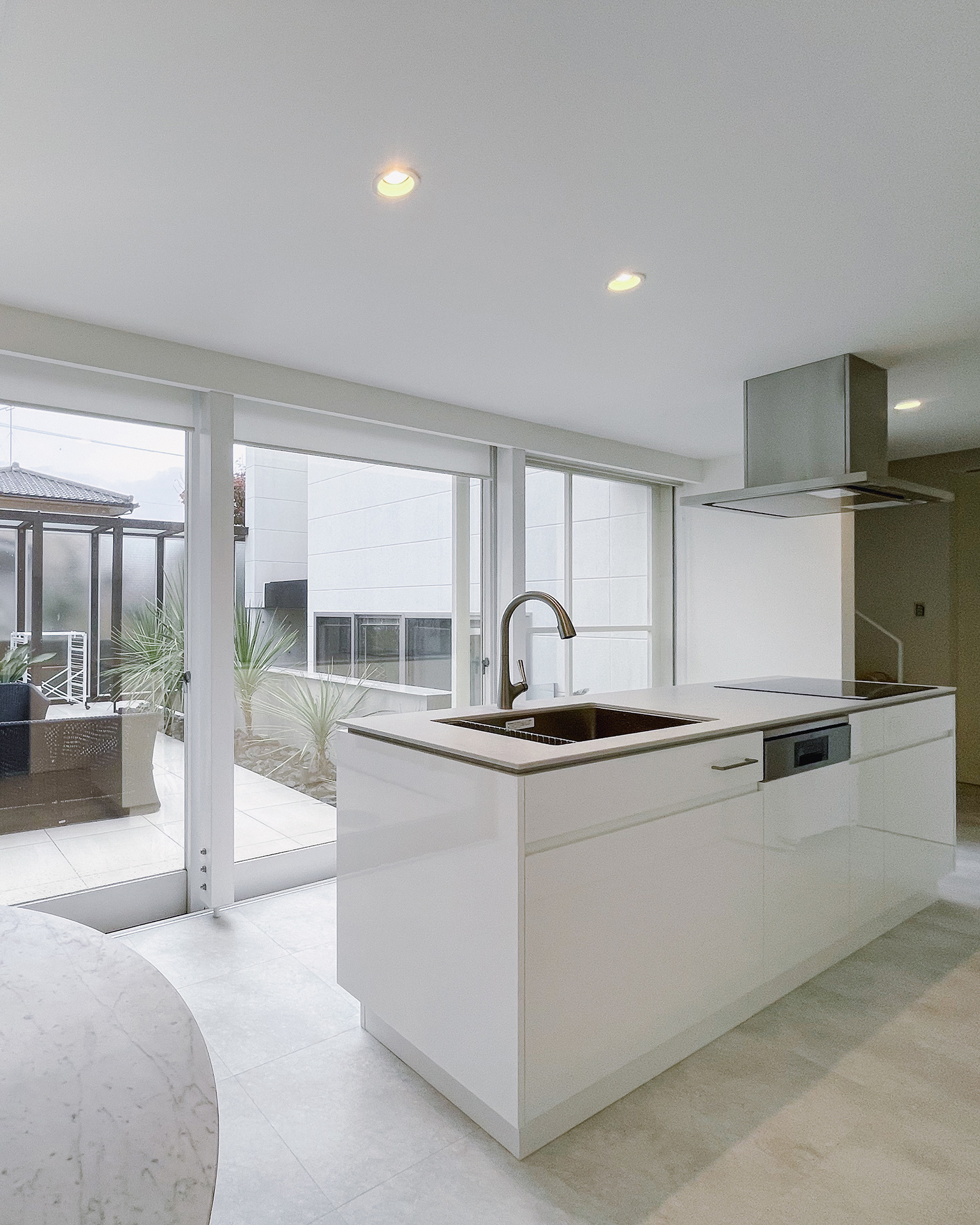 写真：リゾートライクなホワイトキッチン