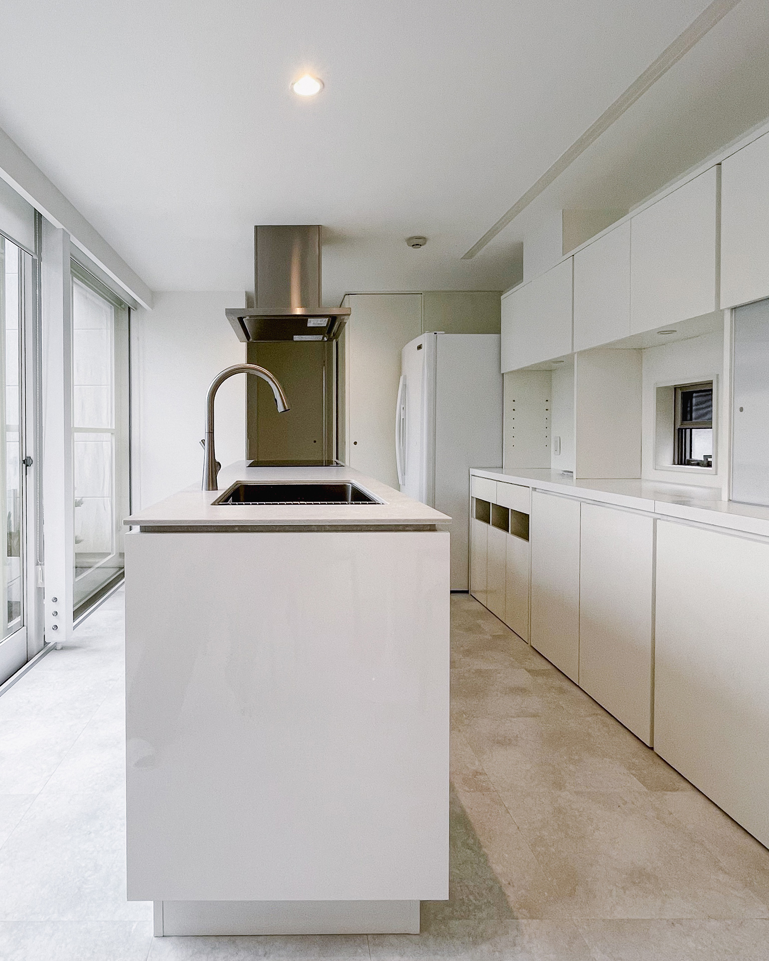 写真：リゾートライクなホワイトキッチン