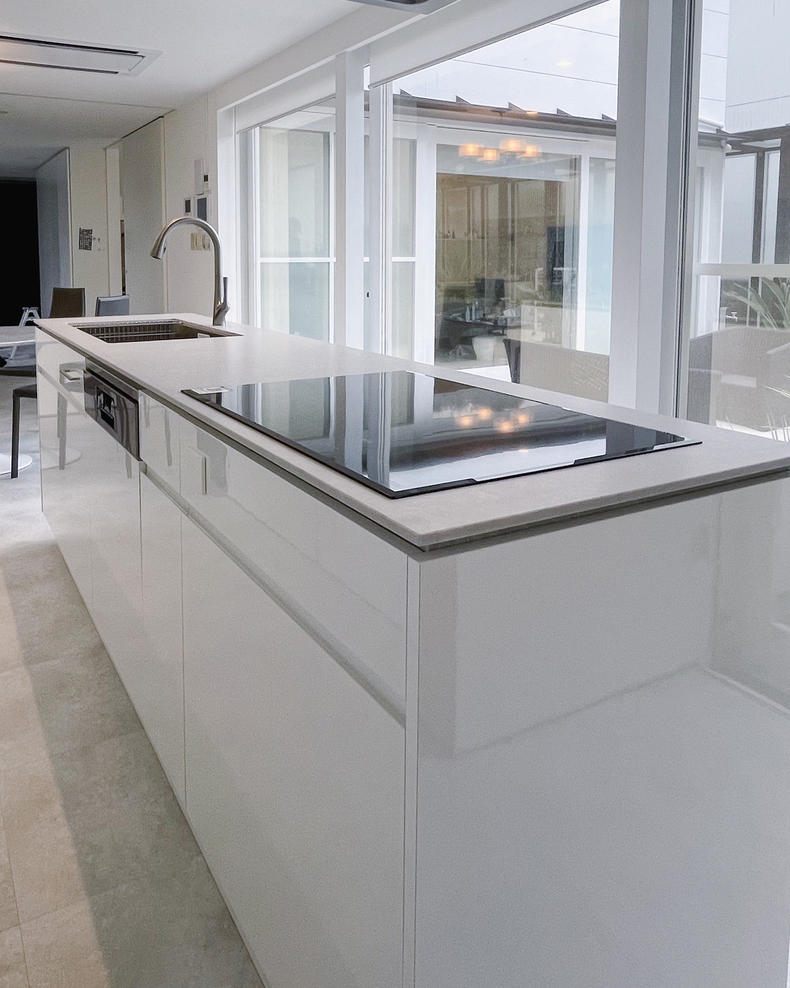 写真：リゾートライクなホワイトキッチン