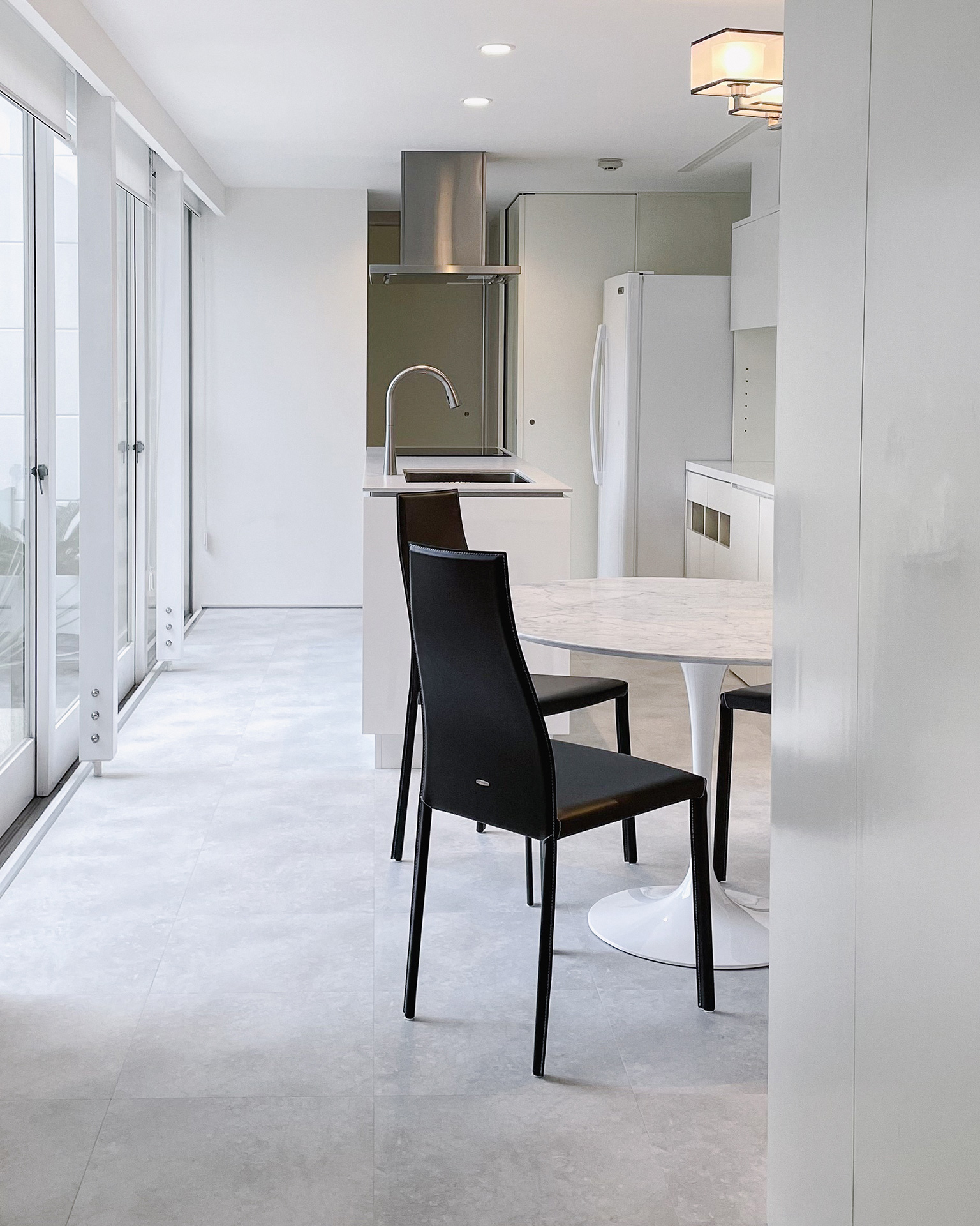 写真：リゾートライクなホワイトキッチン