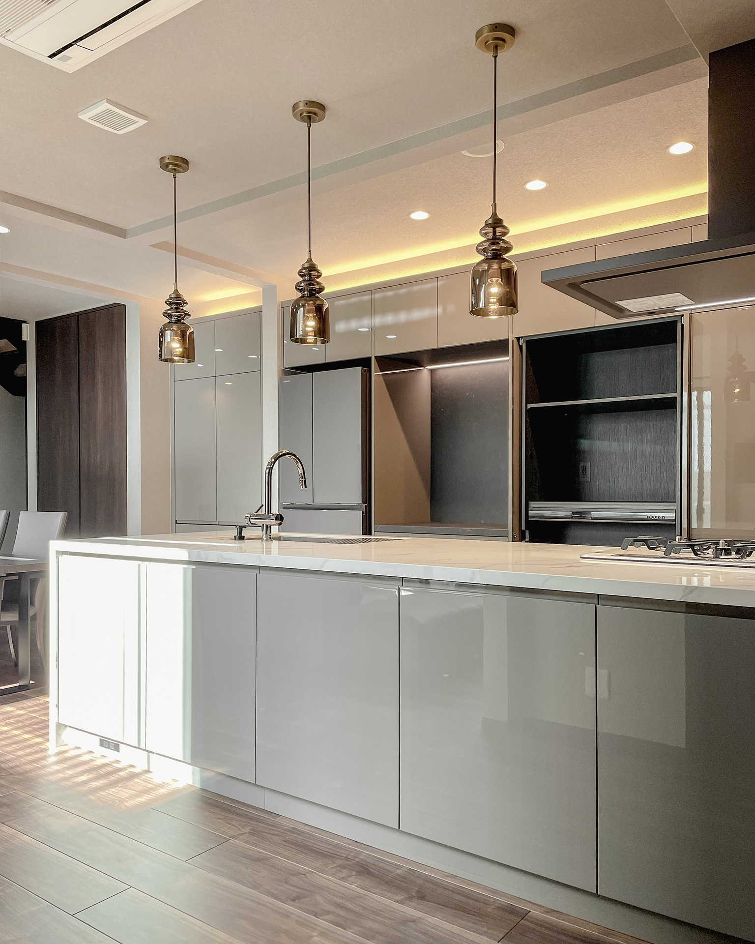 写真:穏やかで上品なグレージュキッチン