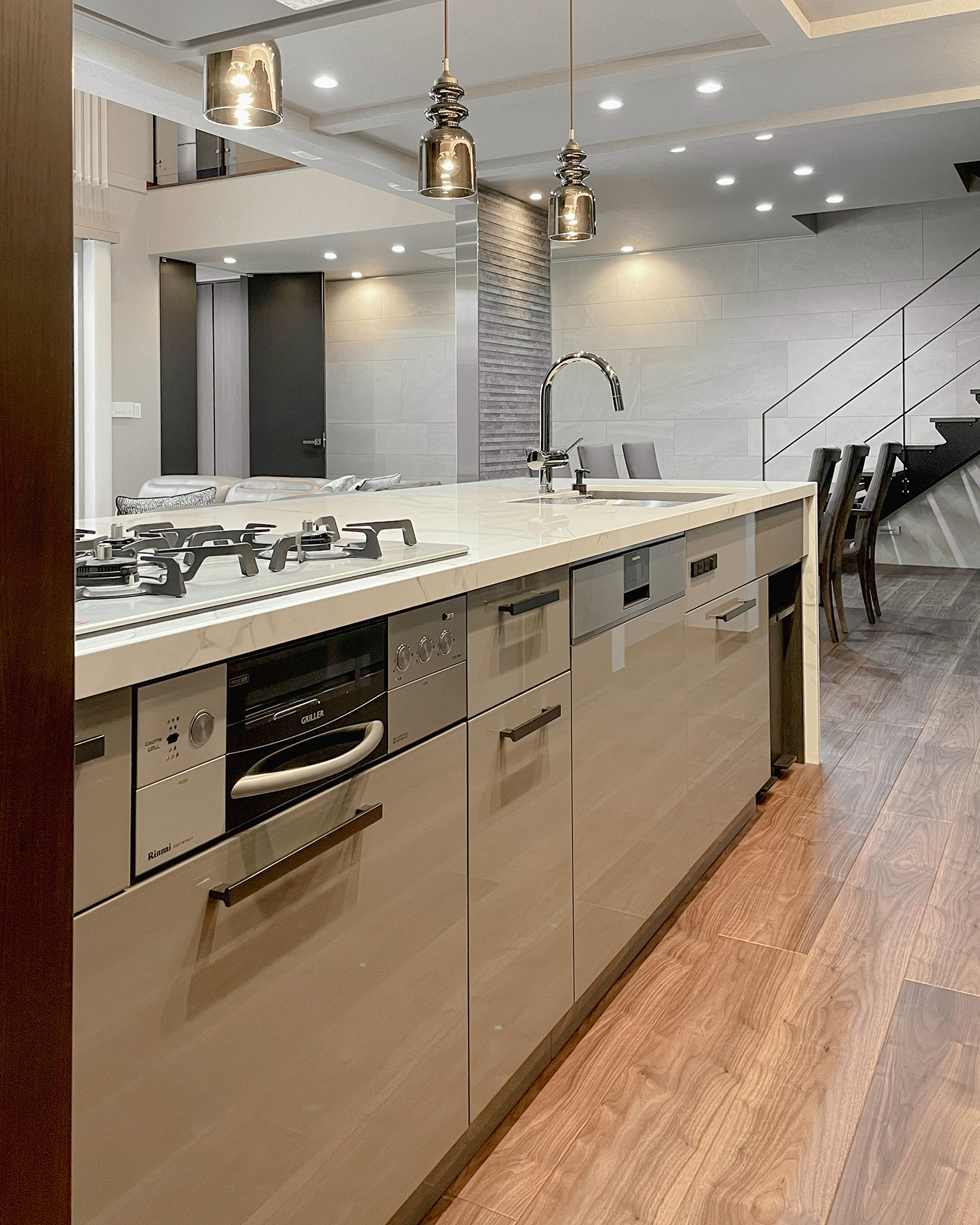 写真:穏やかで上品なグレージュキッチン