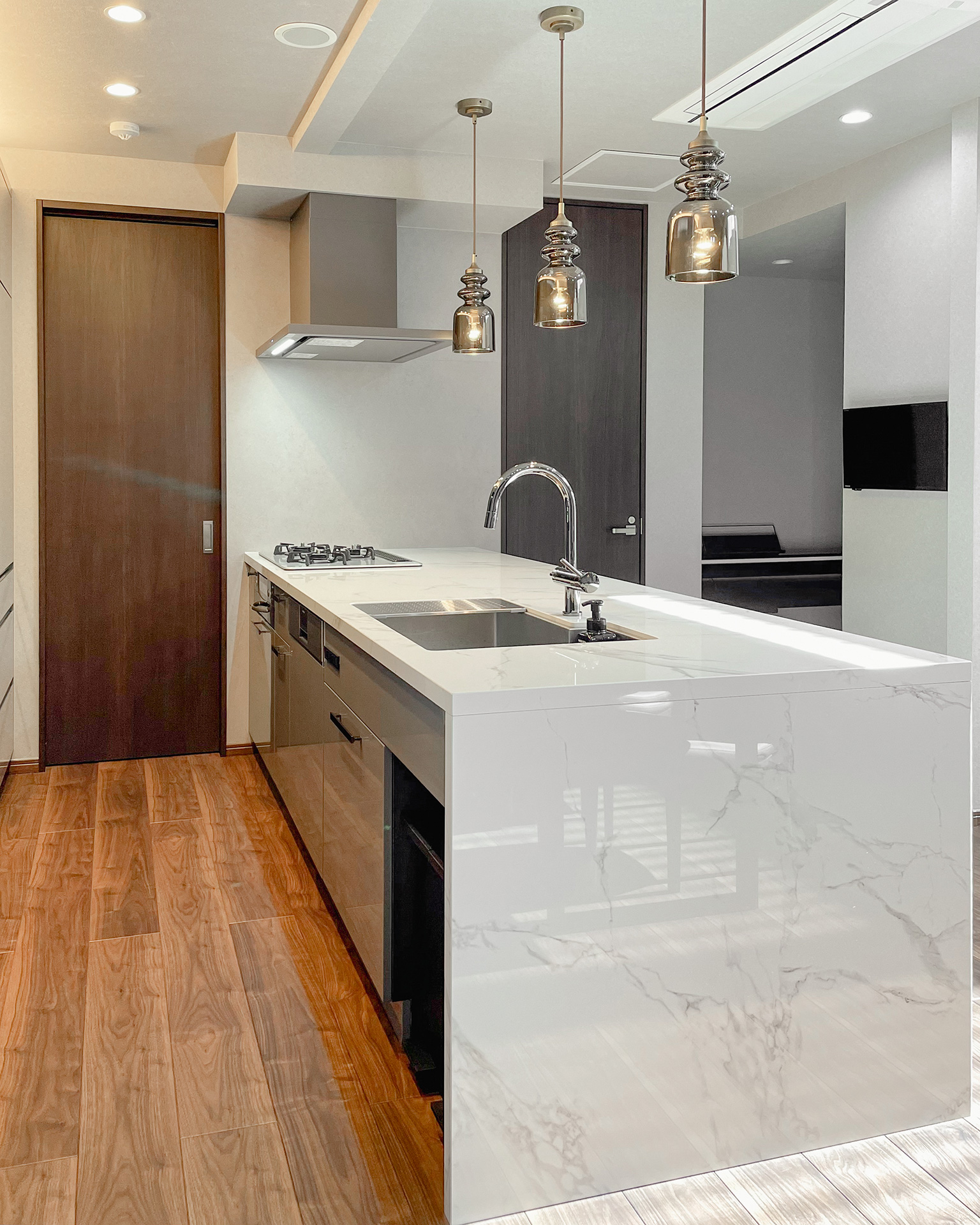 写真:穏やかで上品なグレージュキッチン