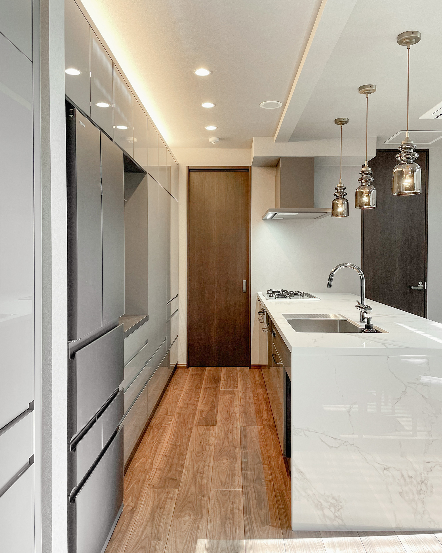 写真:穏やかで上品なグレージュキッチン