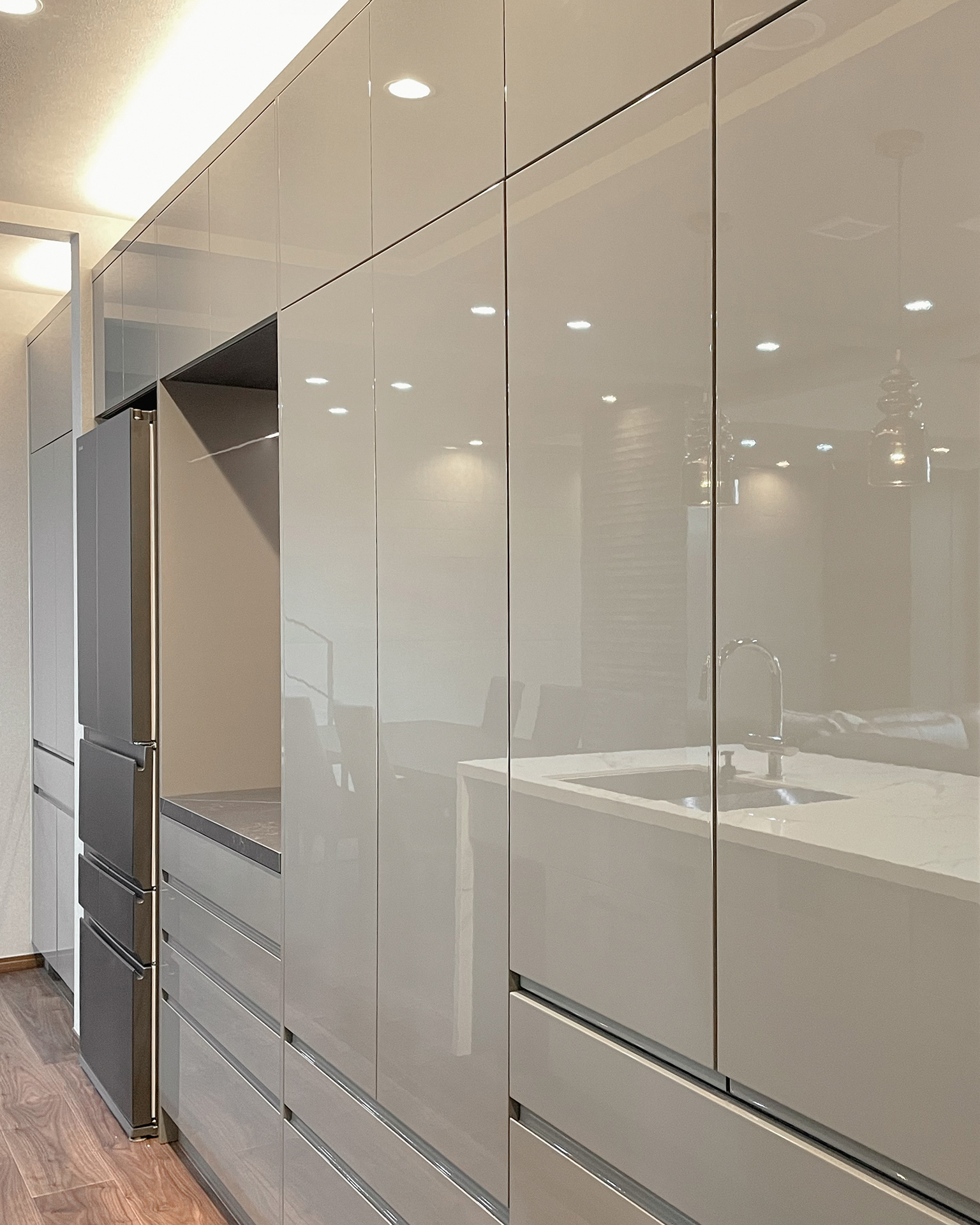 写真:穏やかで上品なグレージュキッチン