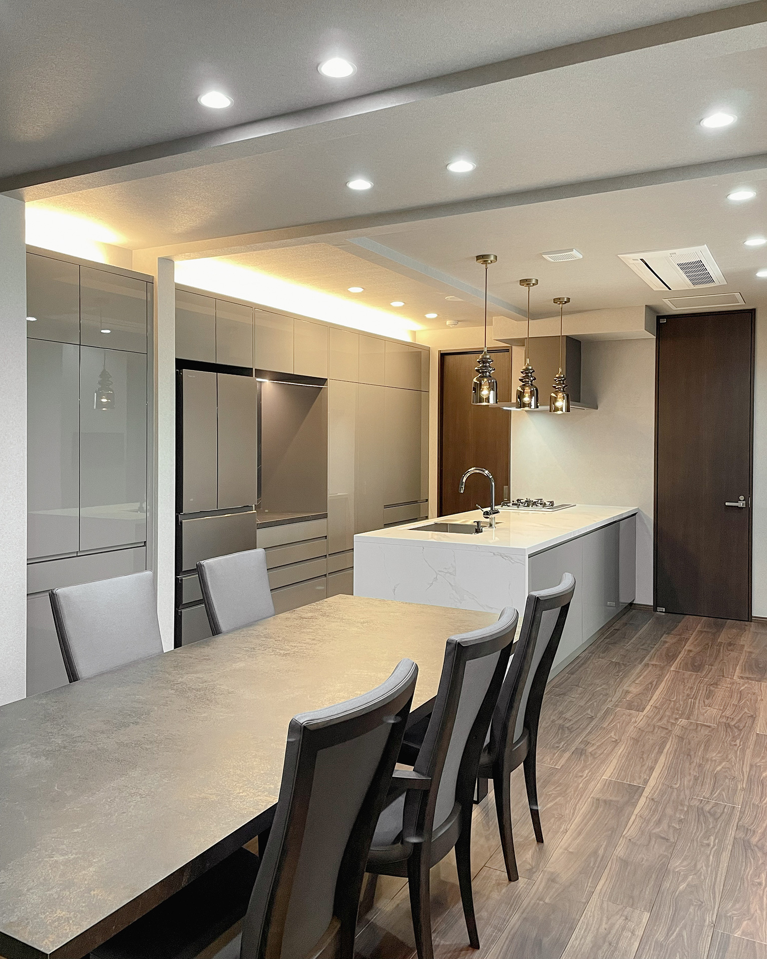 写真:穏やかで上品なグレージュキッチン