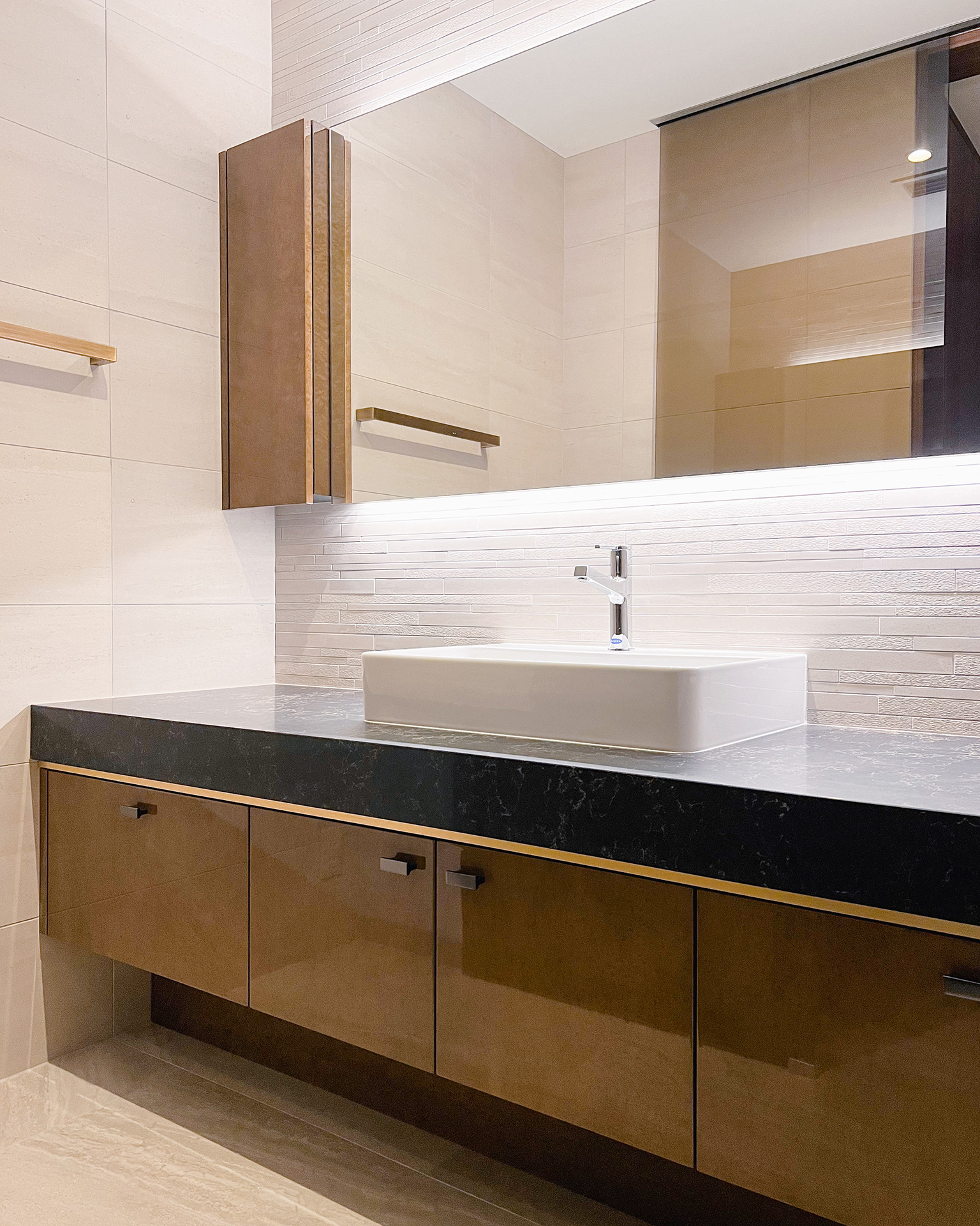 ゴールドが映えるラグジュアリー洗面