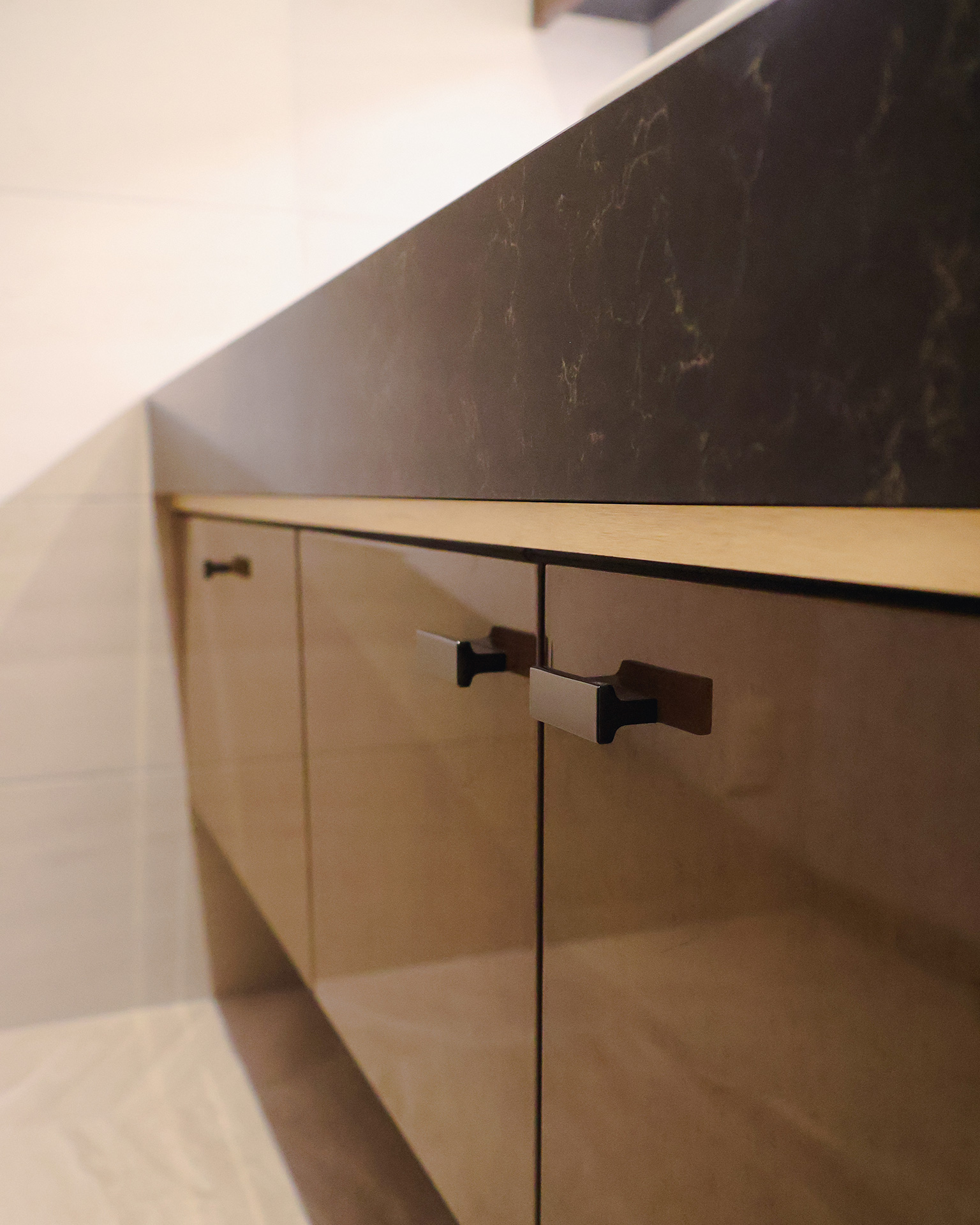 写真：ゴールドが映えるラグジュアリー洗面