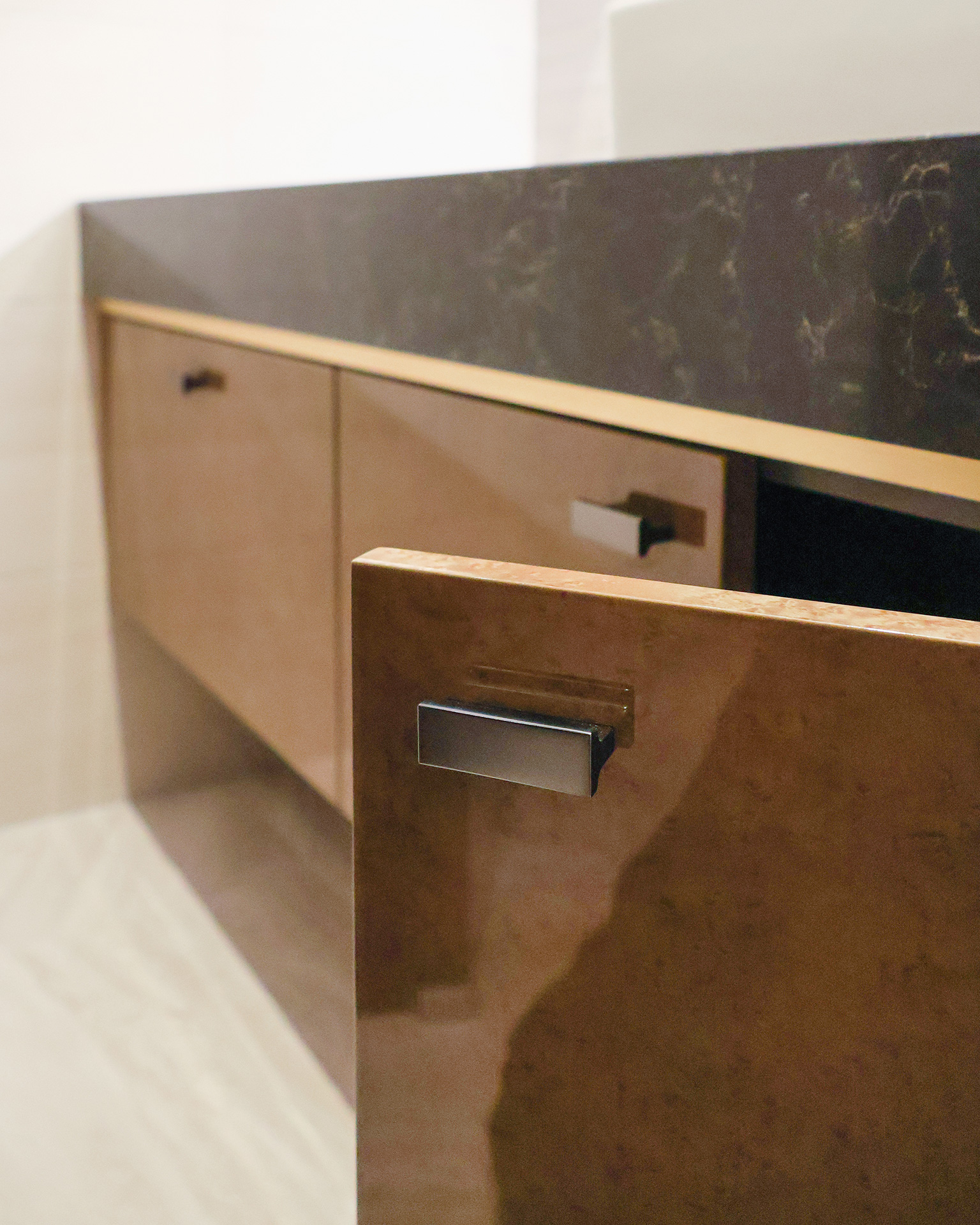 写真：ゴールドが映えるラグジュアリー洗面