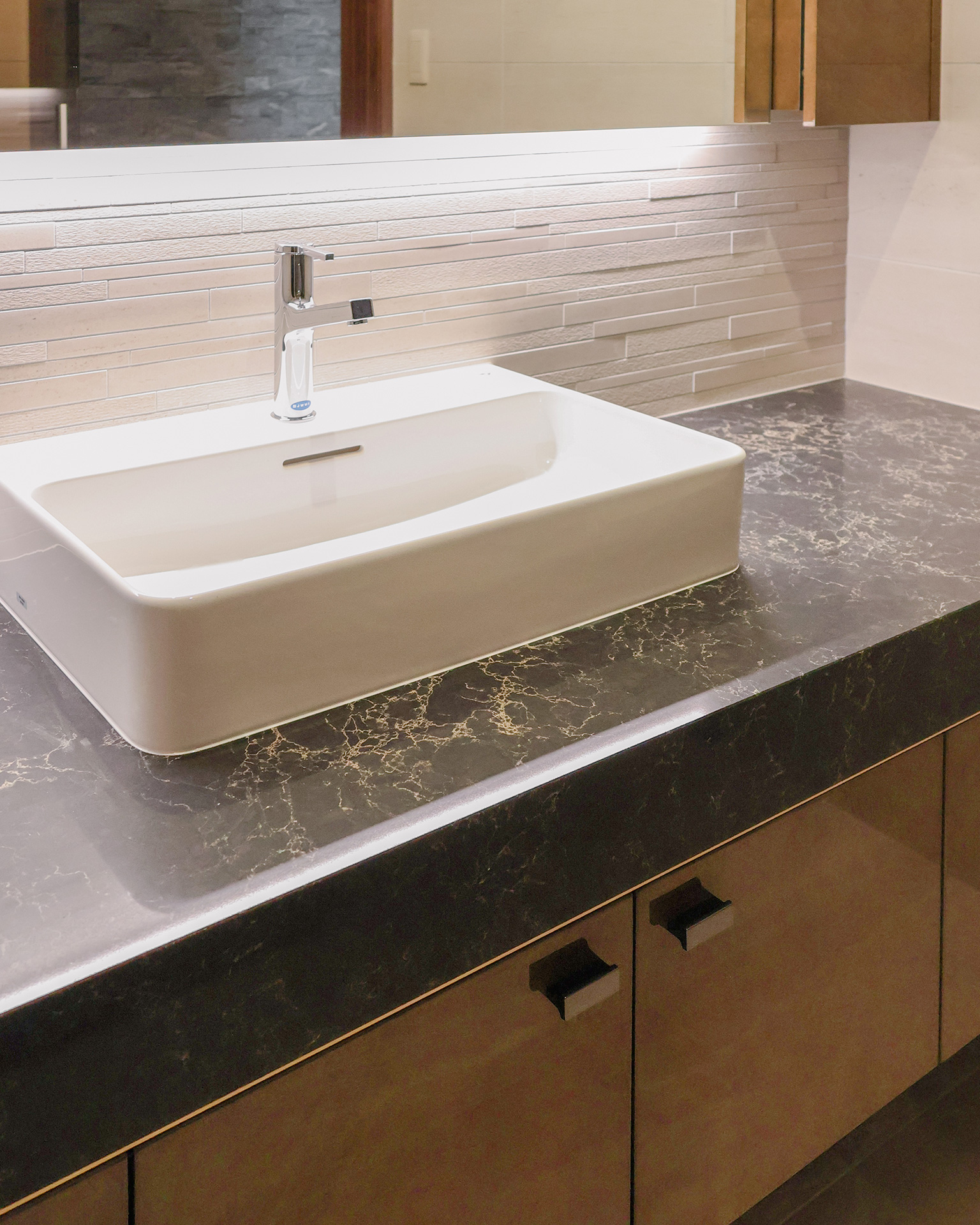 写真：ゴールドが映えるラグジュアリー洗面