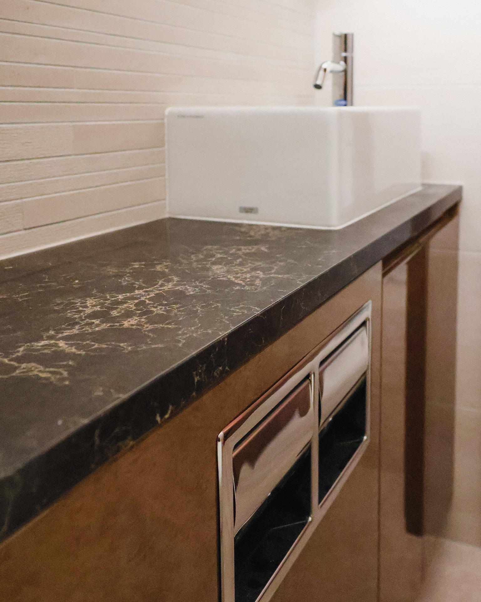 写真：贅沢な素材が美しい上質なトイレ空間