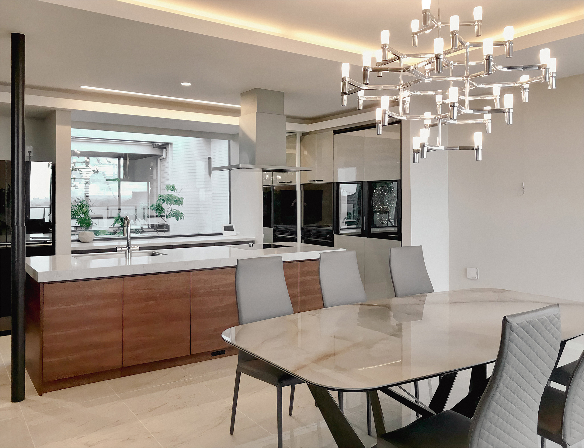 写真:開放的で心地よいキッチンダイニング