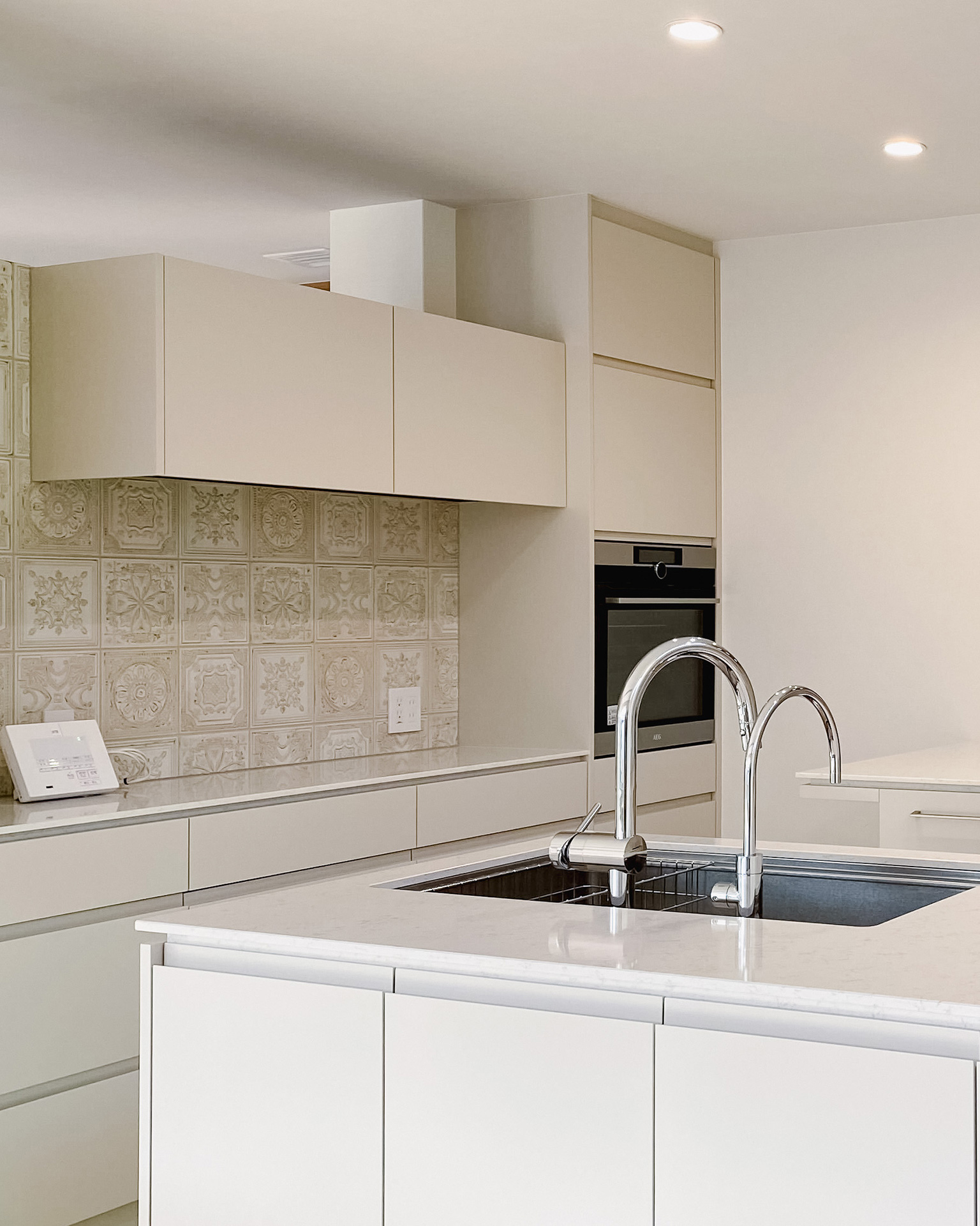 こだわりデザインと動線の広々L型キッチン