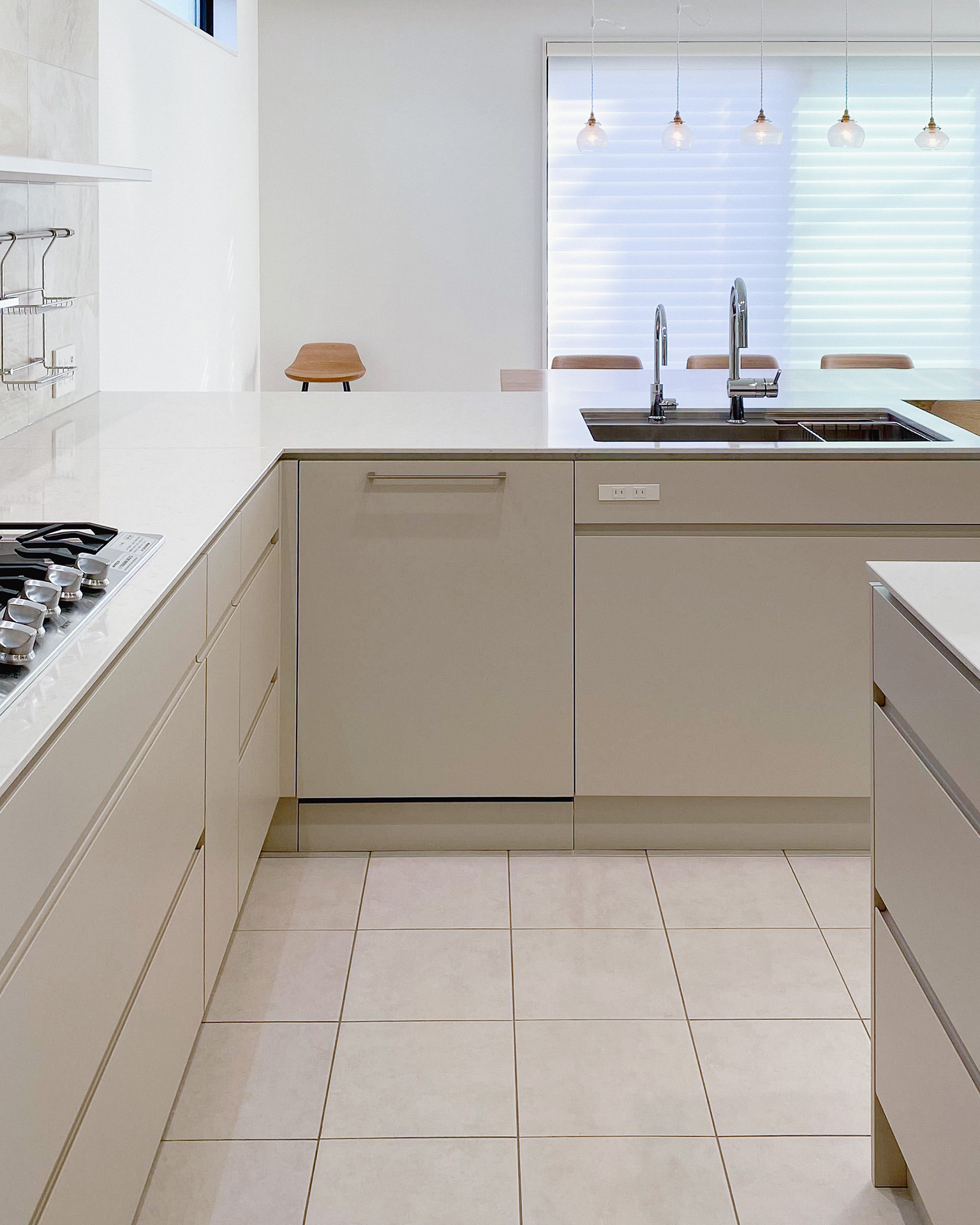 写真:こだわりデザインと動線の広々L型キッチン