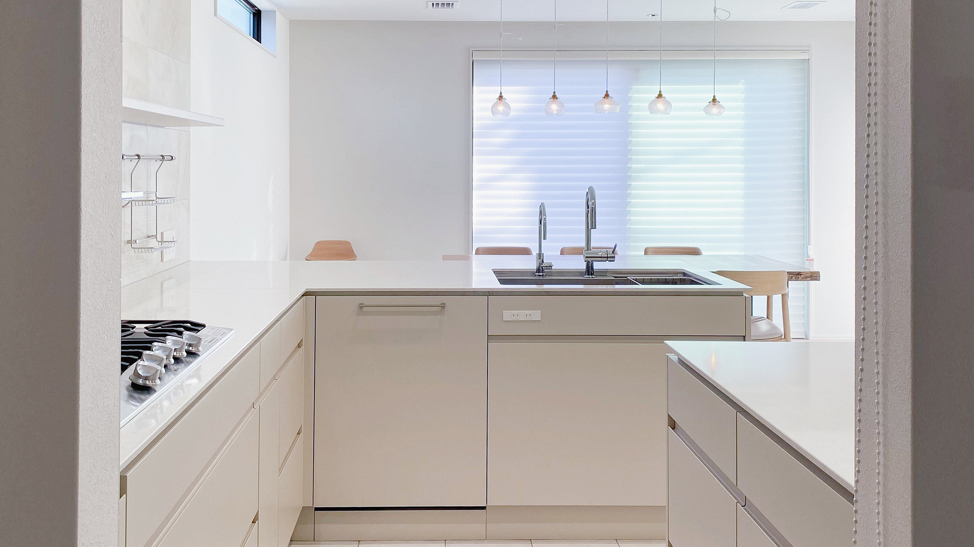 写真:こだわりデザインと動線の広々L型キッチン