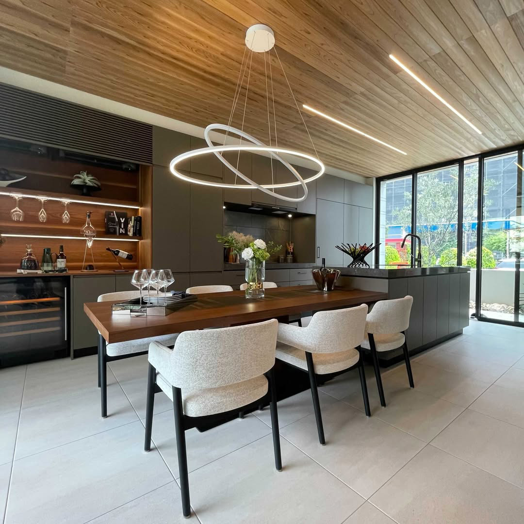 自然素材と調和するモダンなキッチン