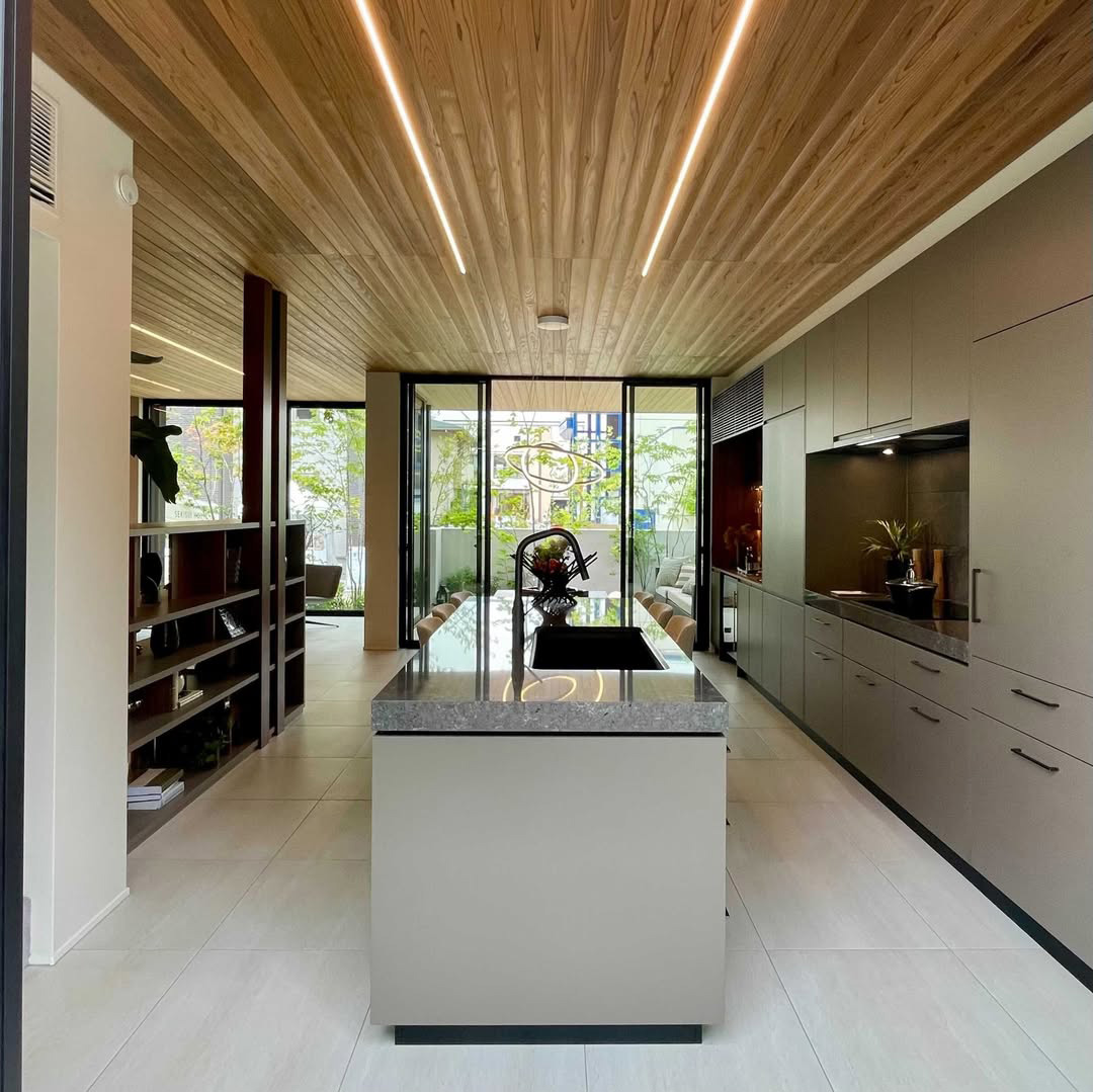 写真:自然素材と調和するモダンなキッチン