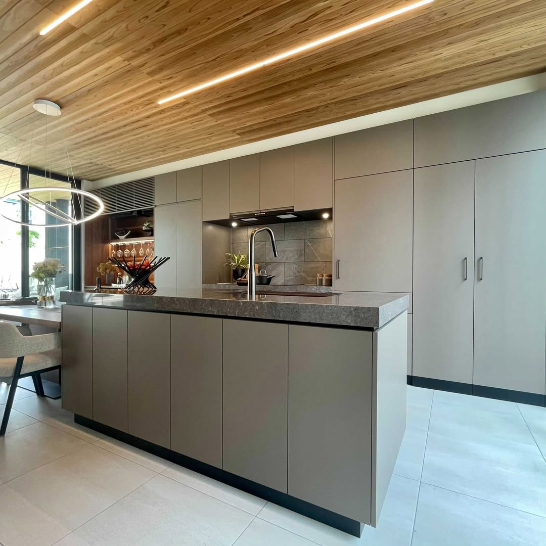 写真:自然素材と調和するモダンなキッチン