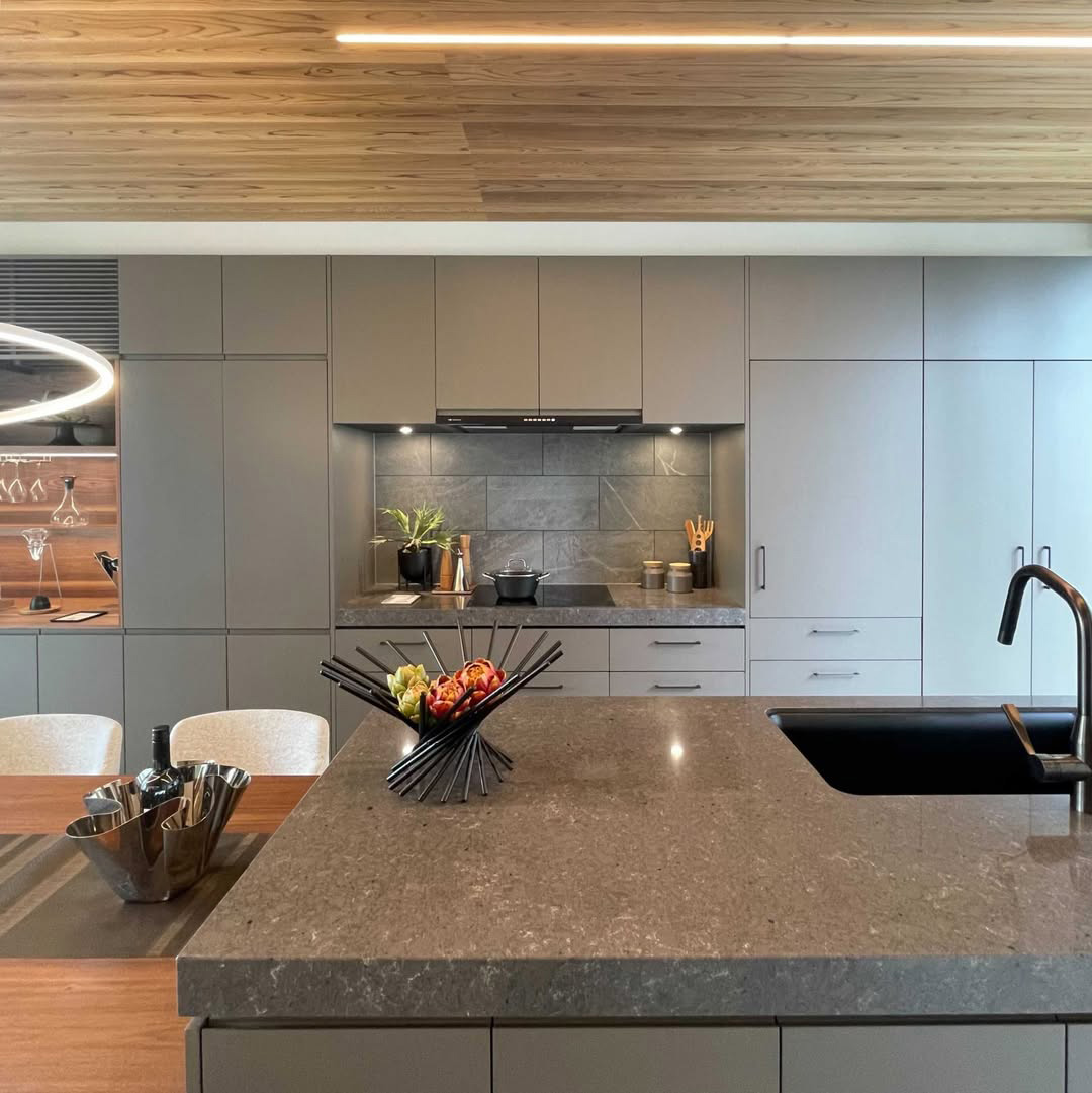 写真:自然素材と調和するモダンなキッチン