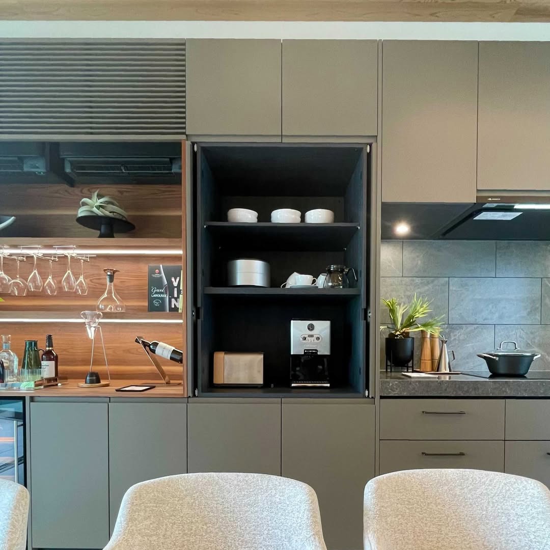 写真:自然素材と調和するモダンなキッチン