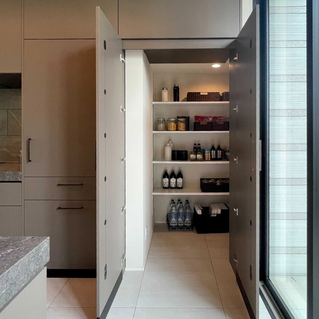 写真:自然素材と調和するモダンなキッチン