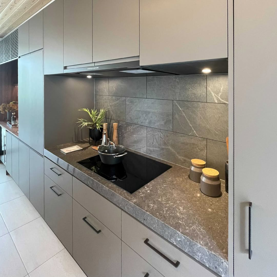 写真:自然素材と調和するモダンなキッチン