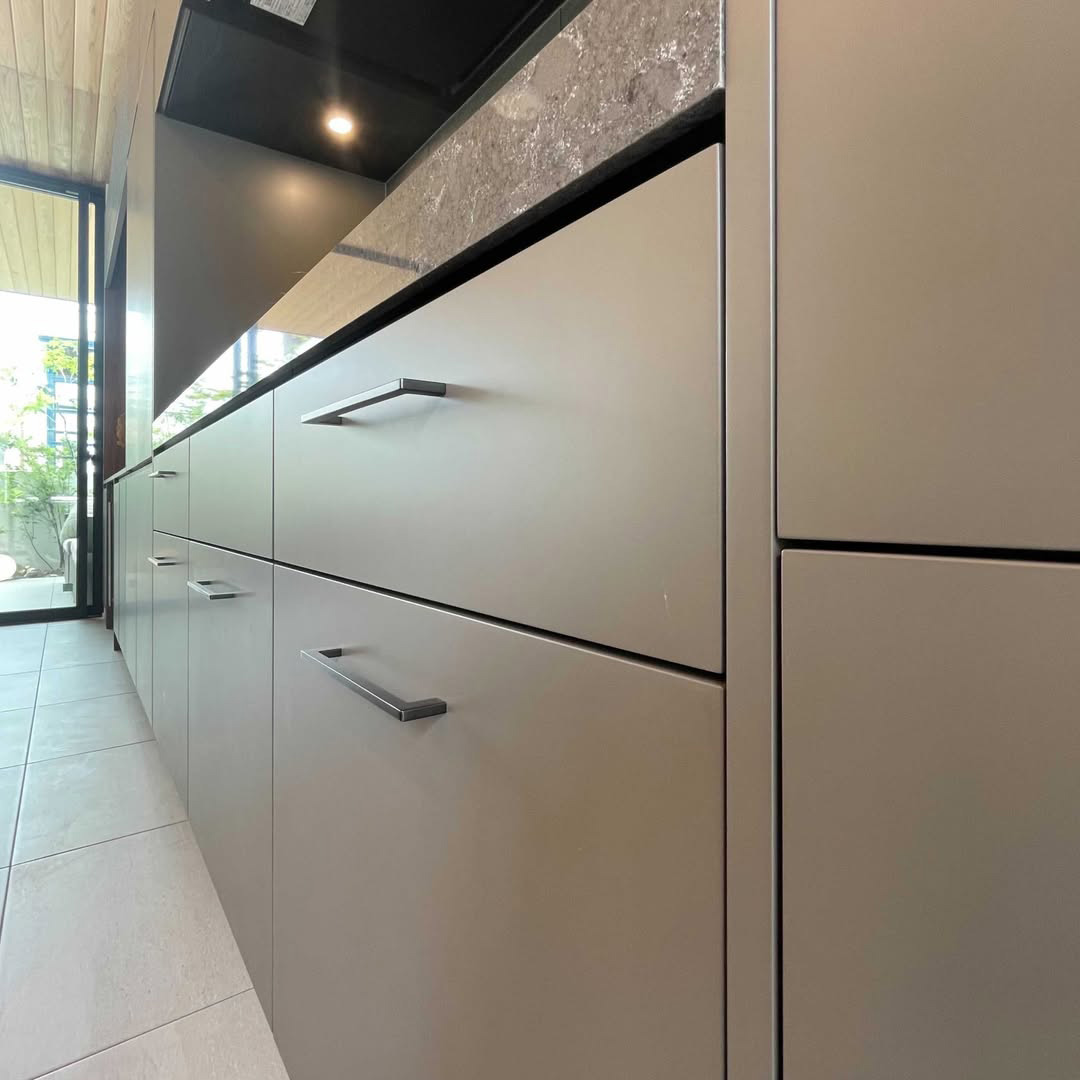 写真:自然素材と調和するモダンなキッチン