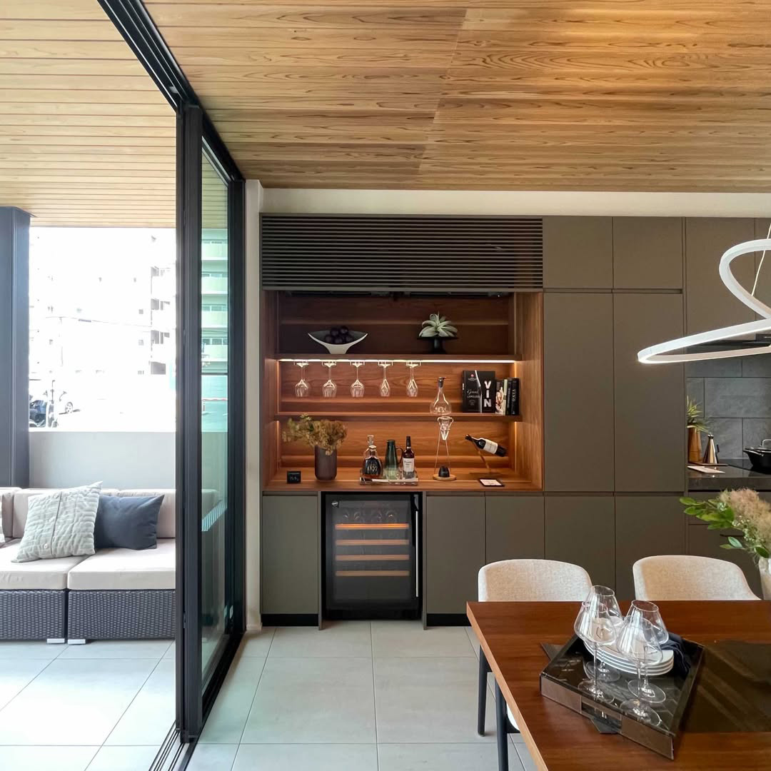 写真:自然素材と調和するモダンなキッチン