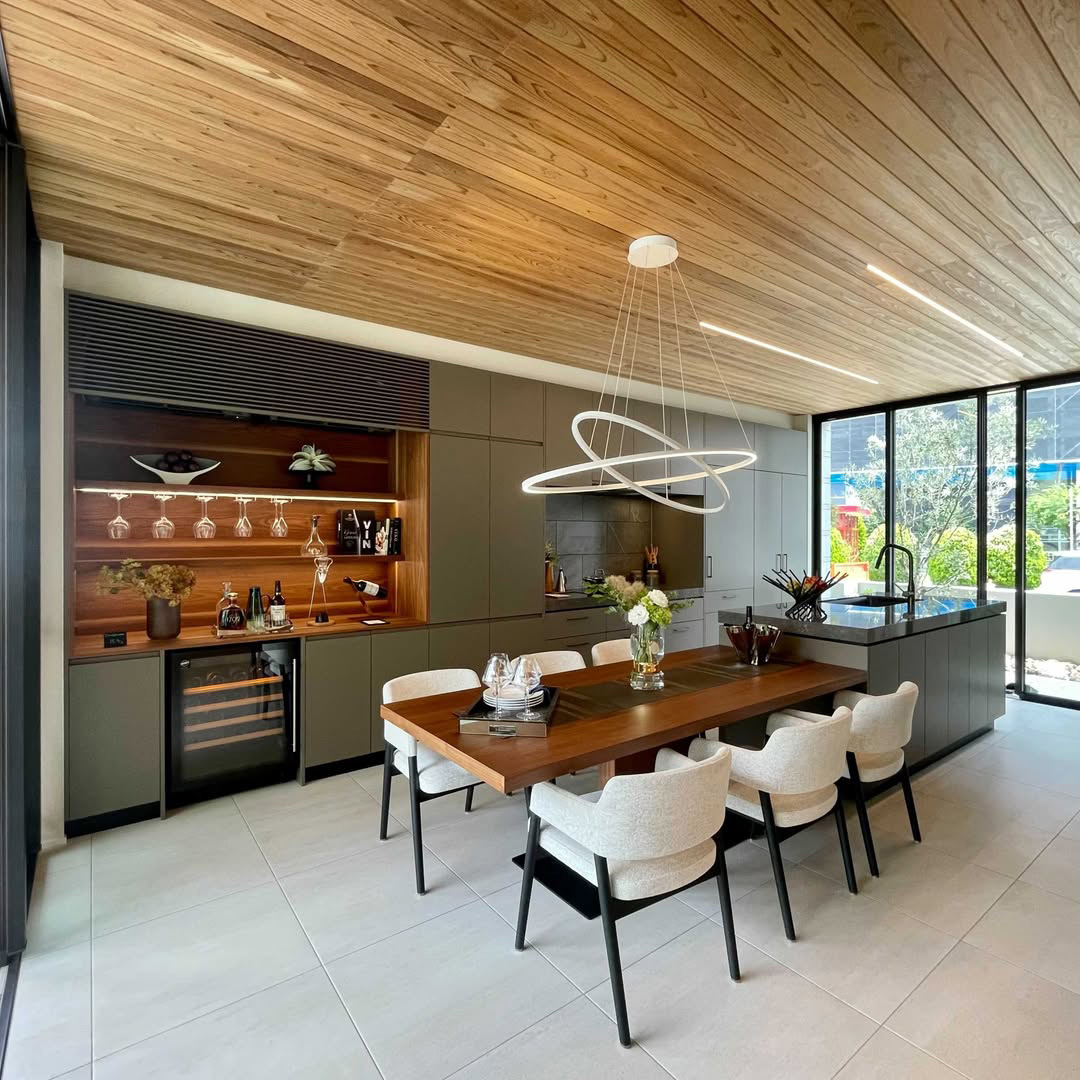 写真:自然素材と調和するモダンなキッチン