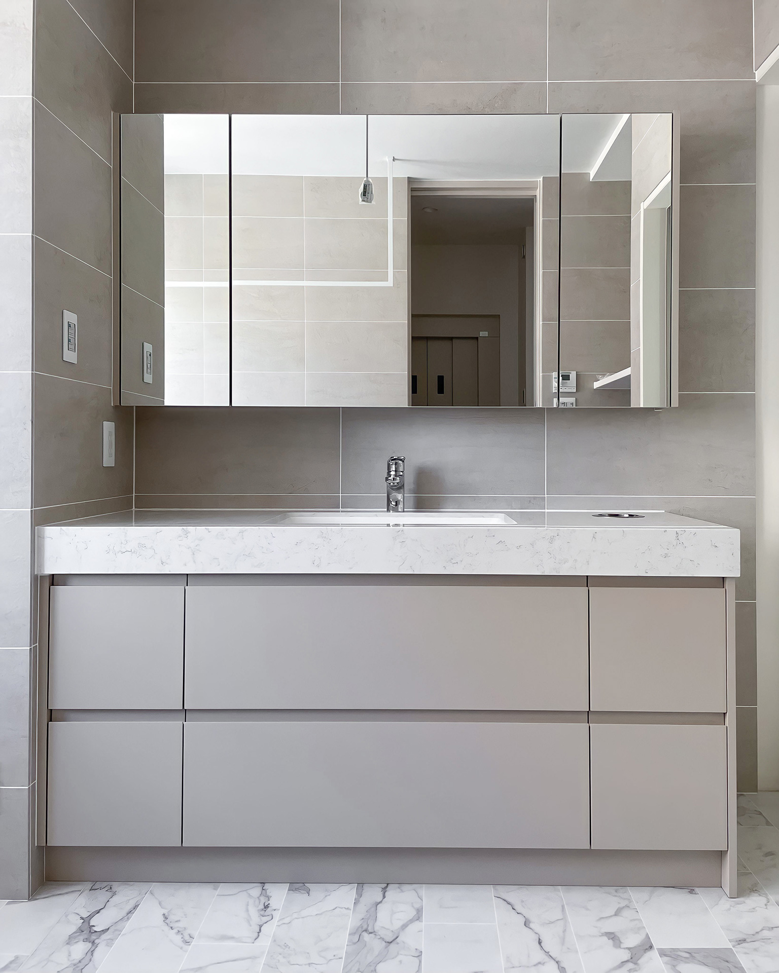 写真:やわらかなトーンが美しい快適な洗面空間