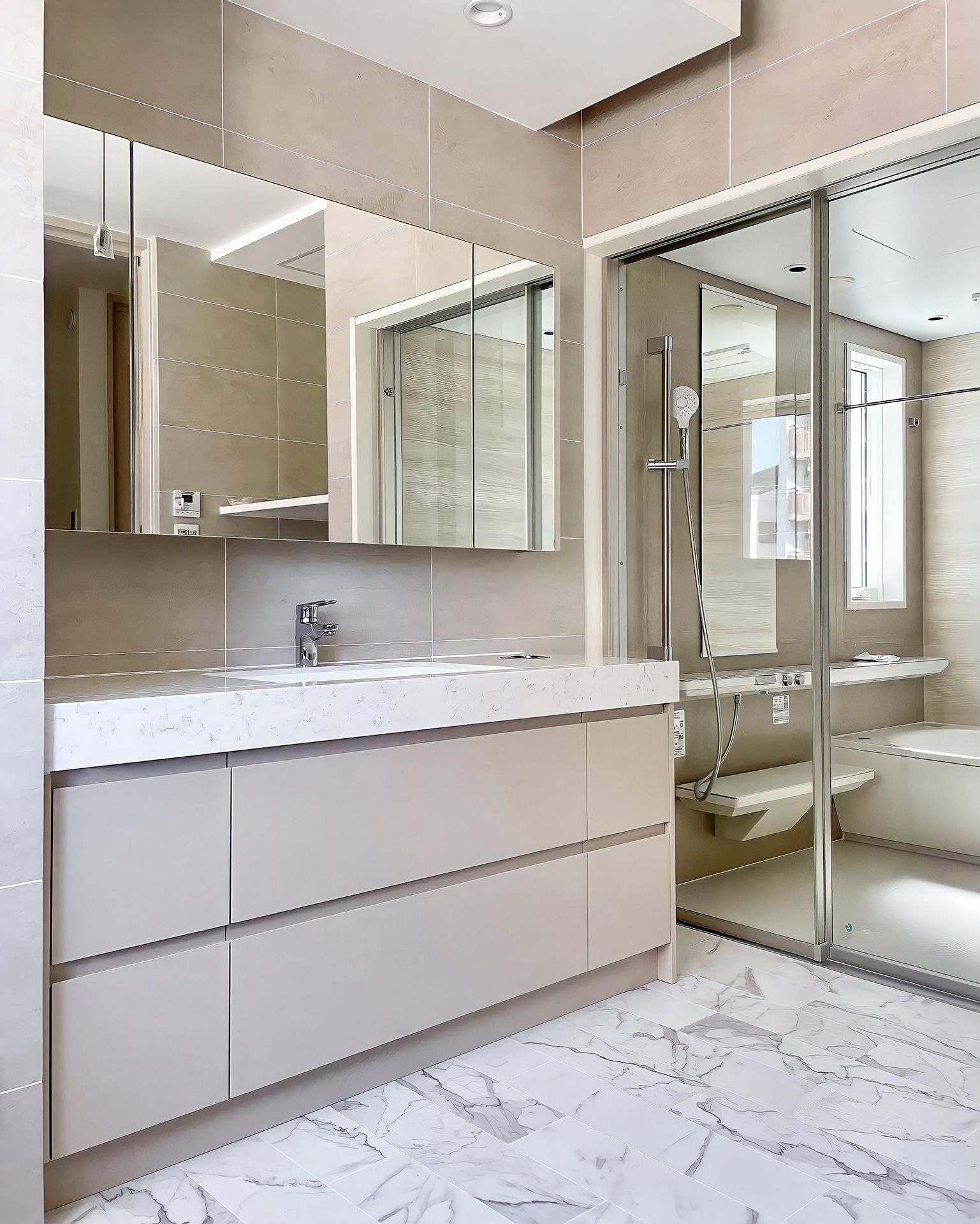 写真:やわらかなトーンが美しい快適な洗面空間