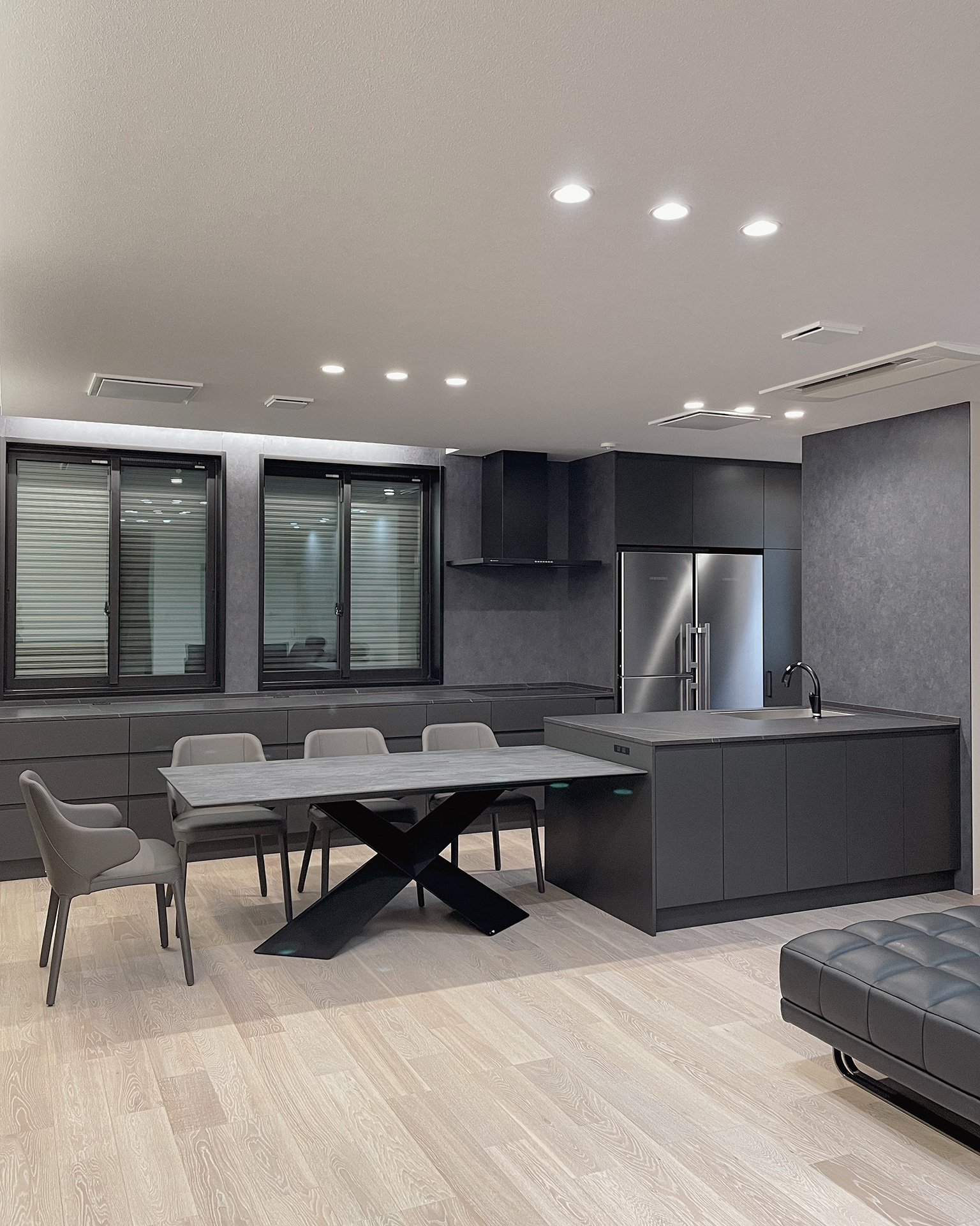 モダンなオールブラックキッチン