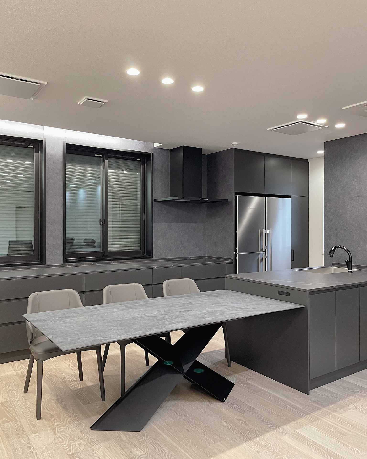 写真:モダンなオールブラックキッチン