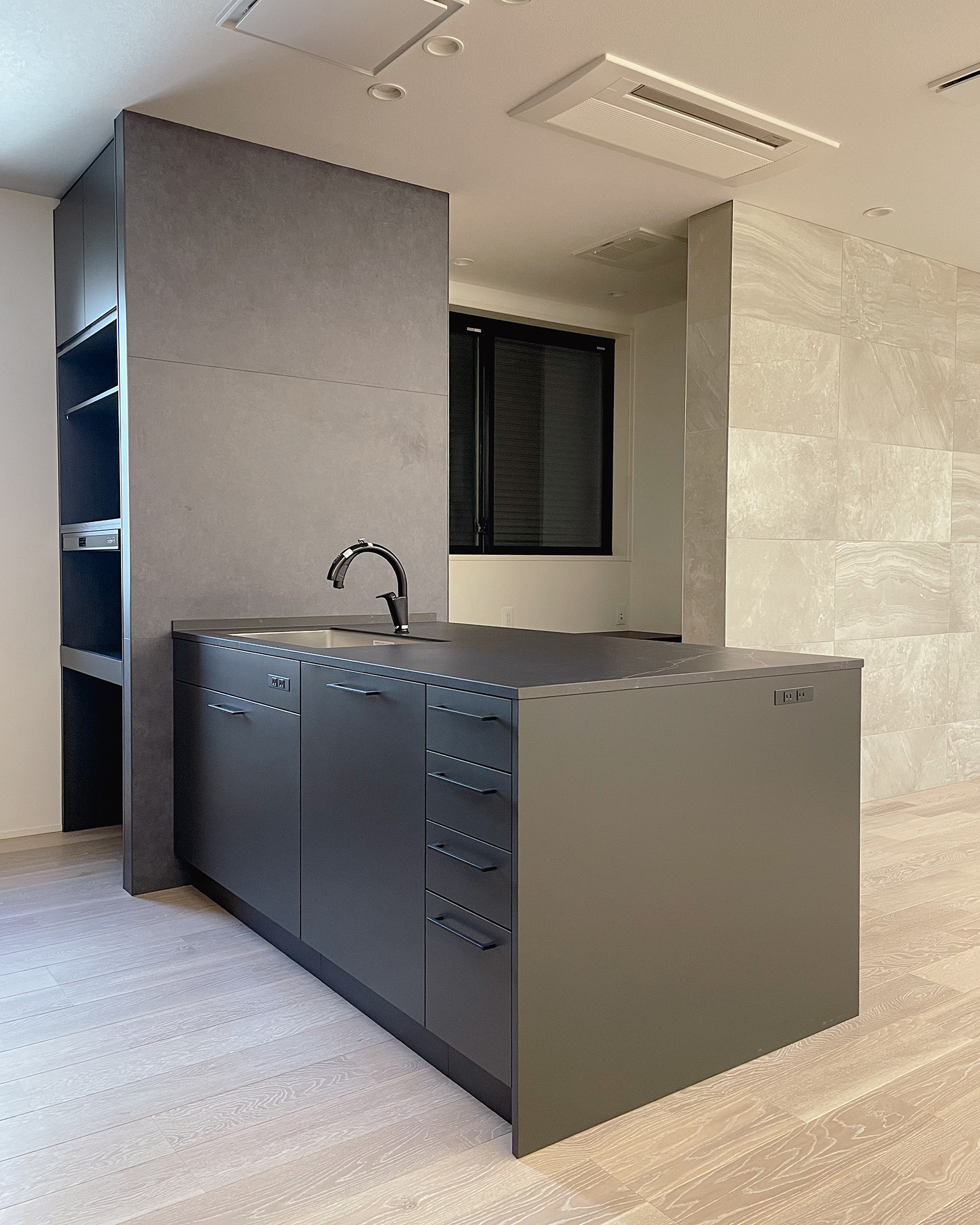 写真:モダンなオールブラックキッチン