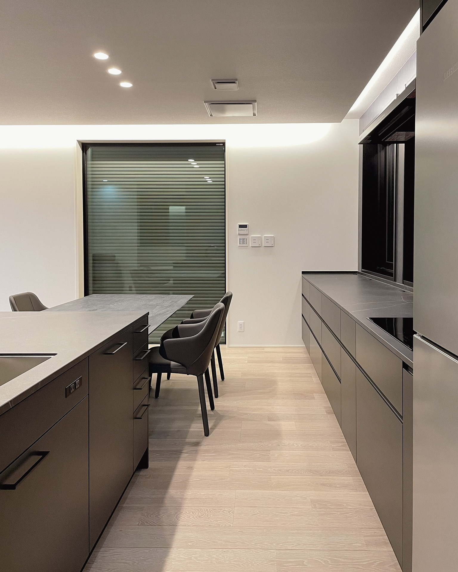 写真:モダンなオールブラックキッチン