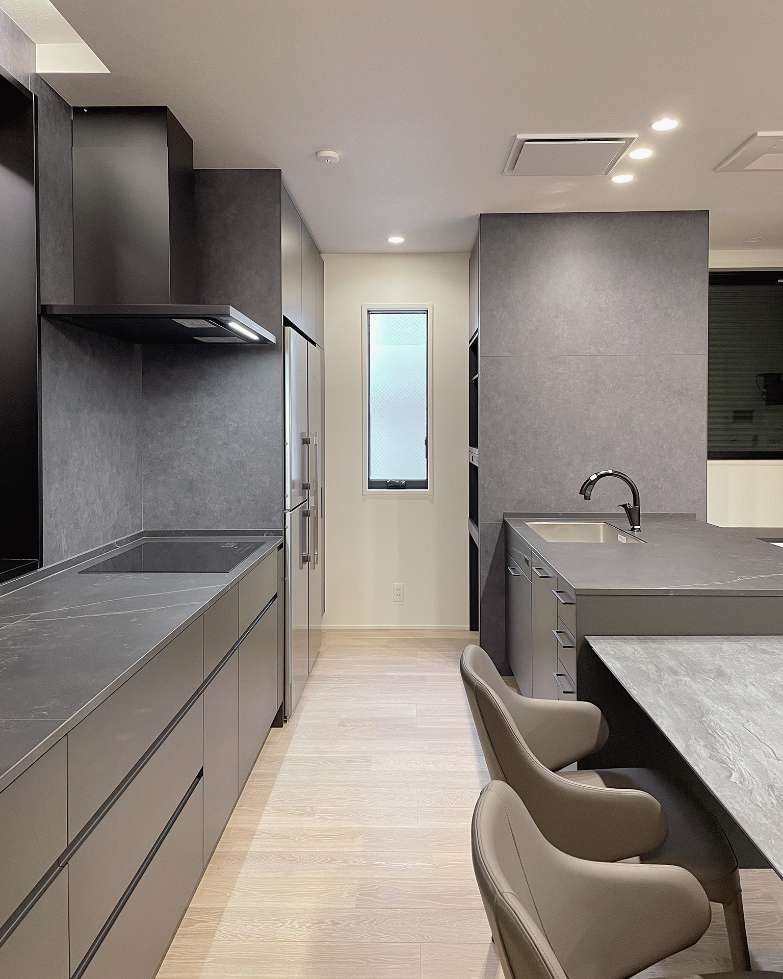 写真:モダンなオールブラックキッチン