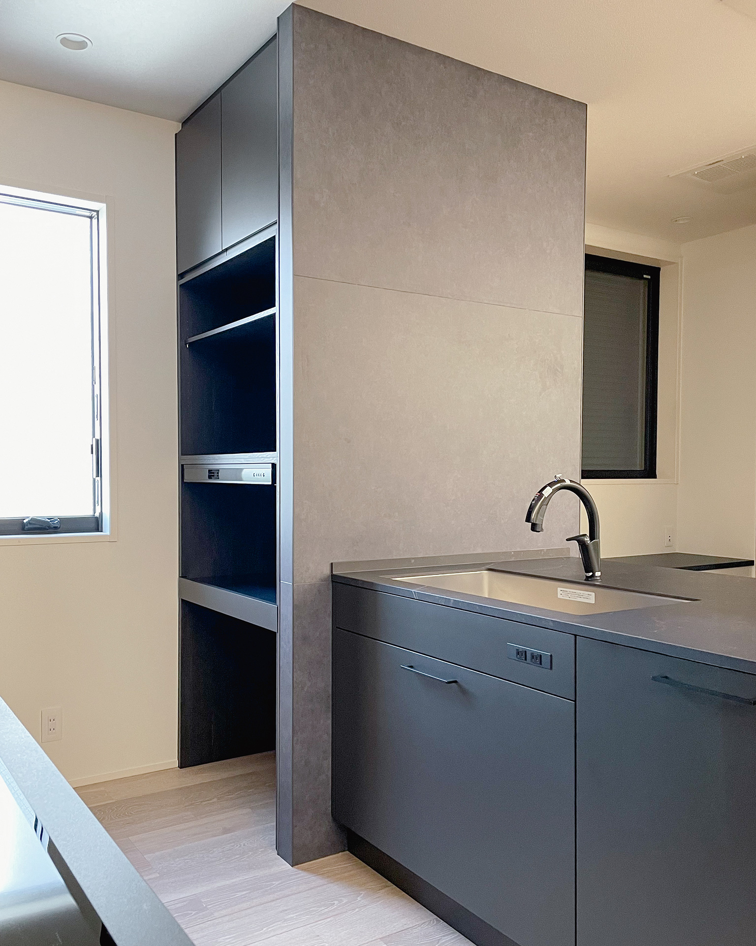 写真:モダンなオールブラックキッチン