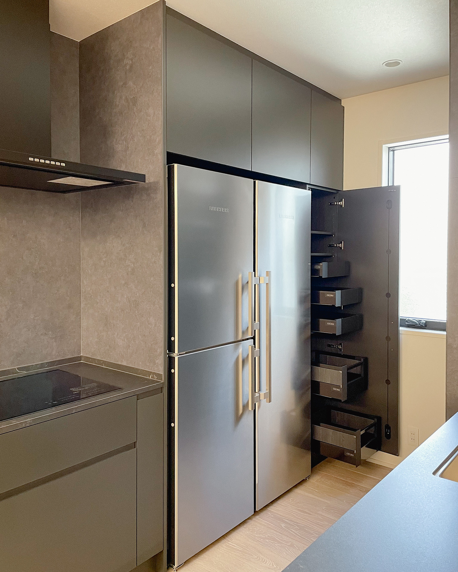 写真:モダンなオールブラックキッチン