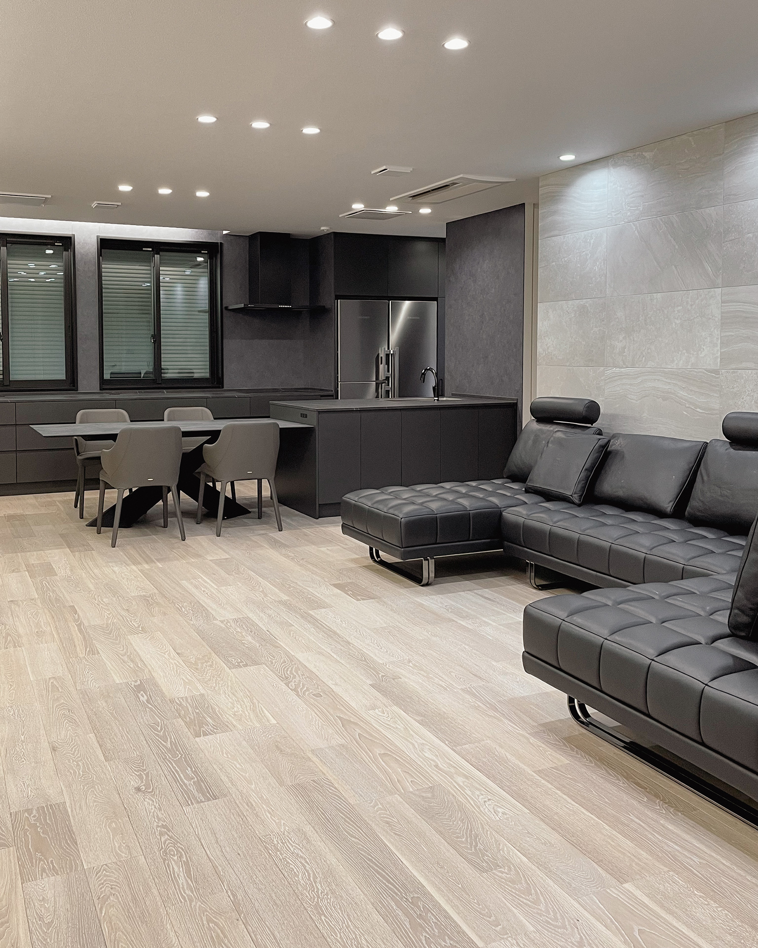 写真:モダンなオールブラックキッチン